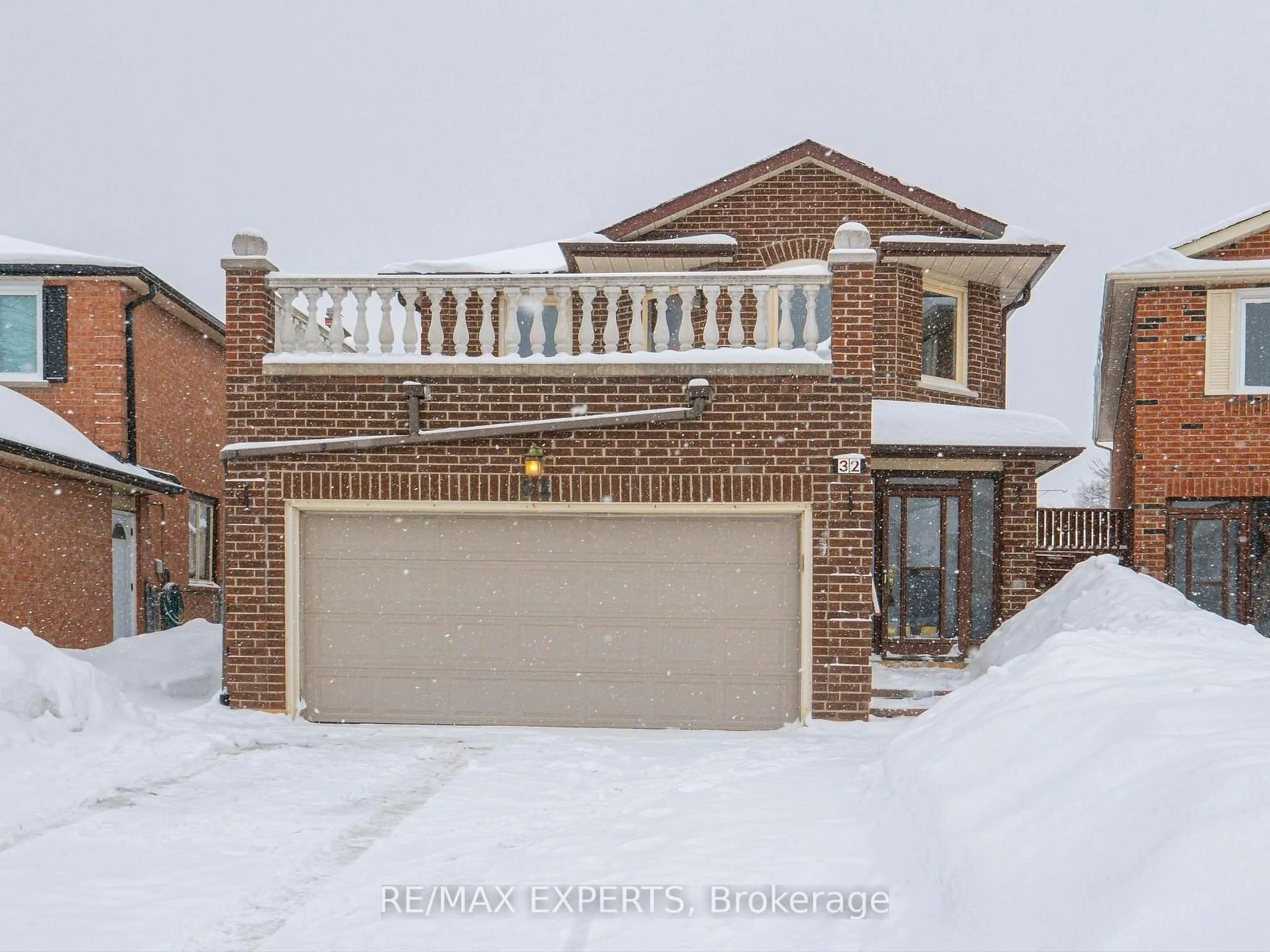 A pic from outside/outdoor area/front of a property/back of a property/a pic from drone, street for 32 Irish Moss Crt, Vaughan Ontario L4L 3W8