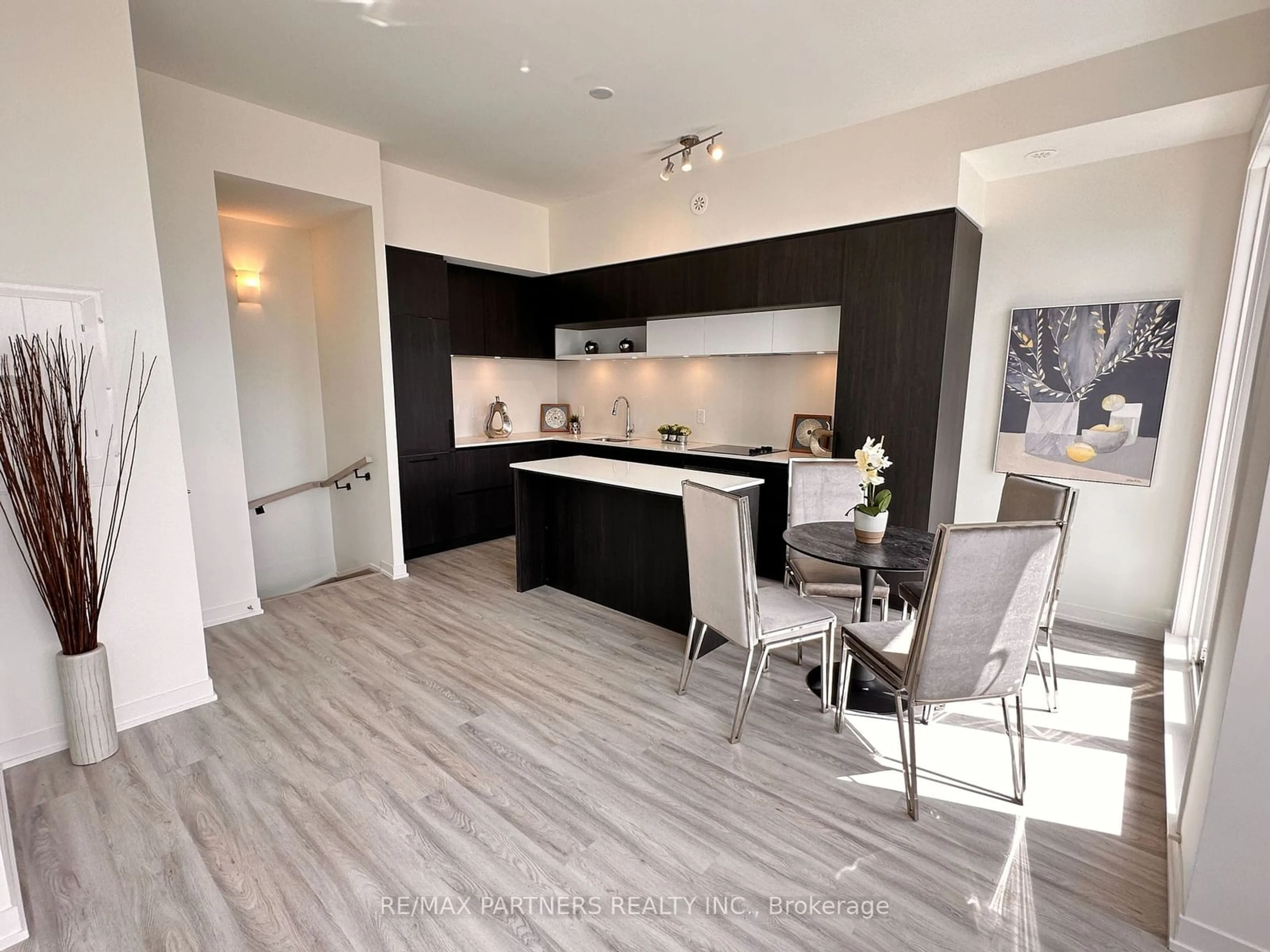 Contemporary kitchen, wood/laminate floor for 6 Steckley House Lane #311, Richmond Hill Ontario L4S 1M4