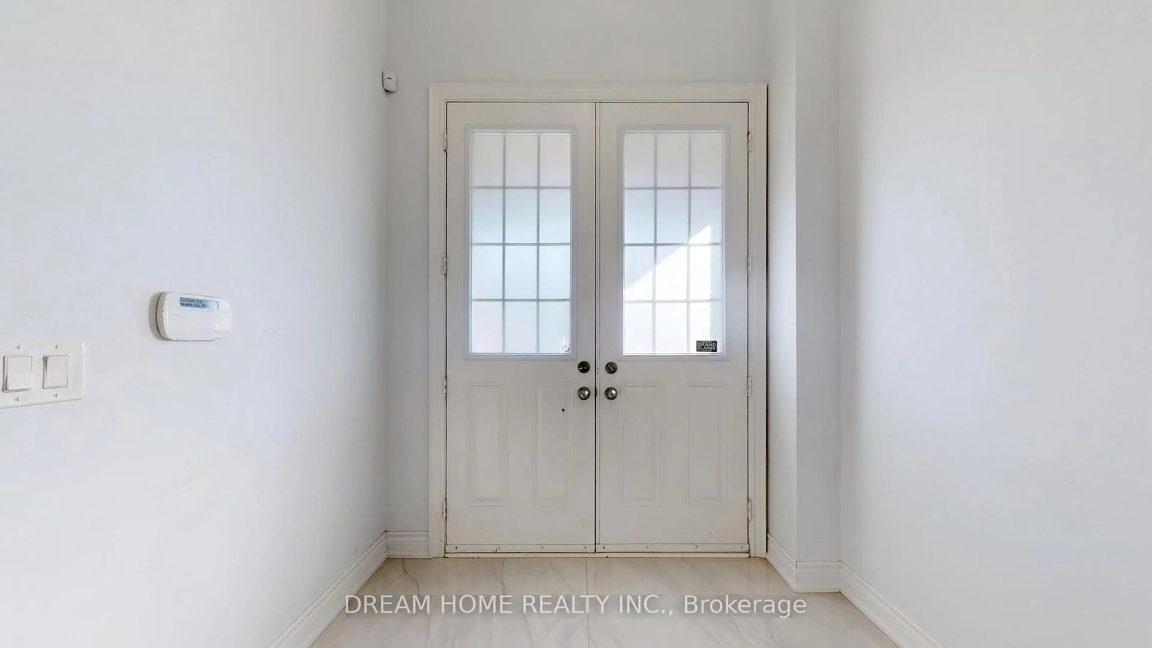 Indoor entryway for 22 Temple Ave, East Gwillimbury Ontario L9N 0P2