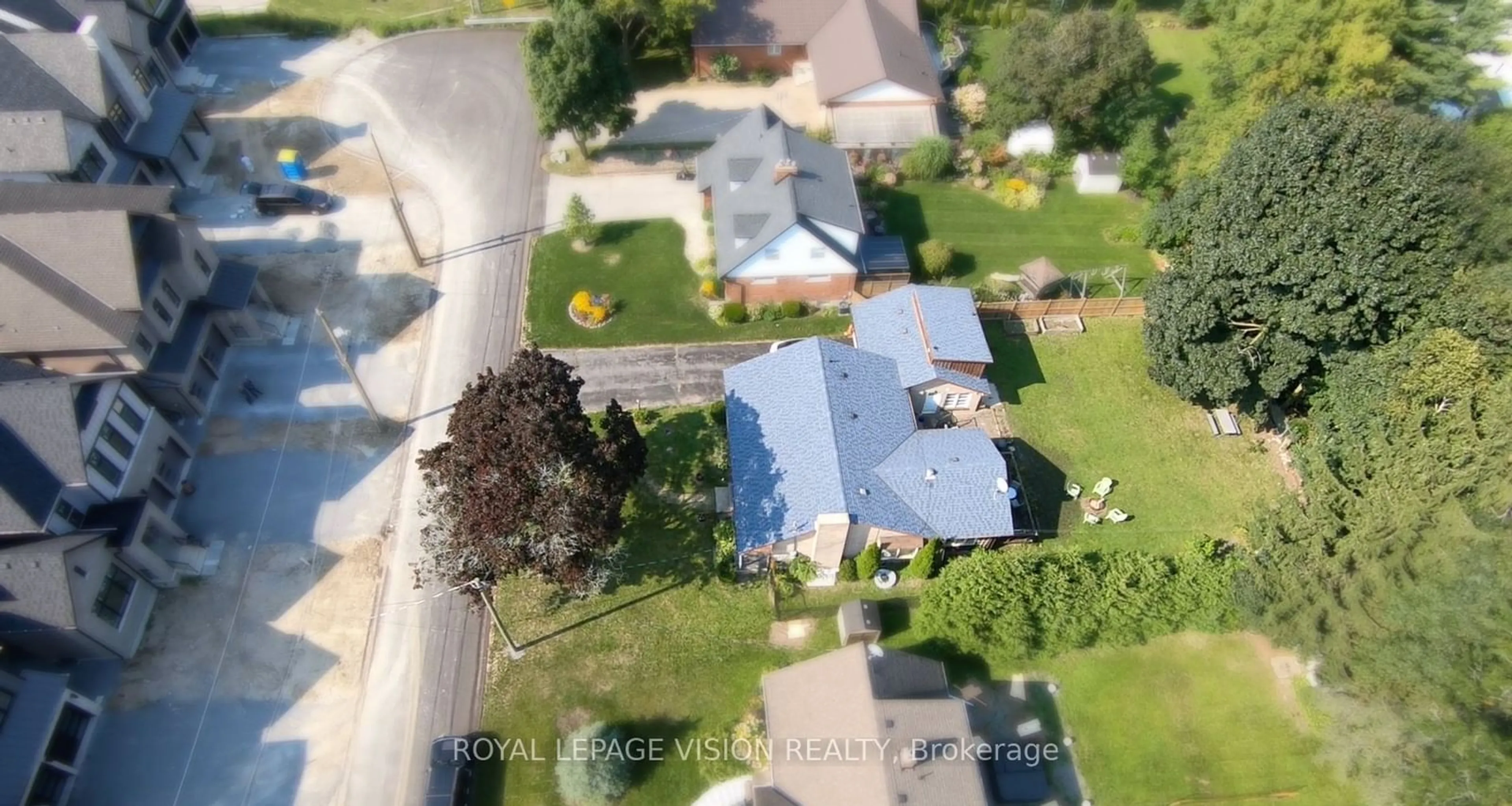 A pic from outside/outdoor area/front of a property/back of a property/a pic from drone, street for 117 William St, Whitchurch-Stouffville Ontario L4A 1B3