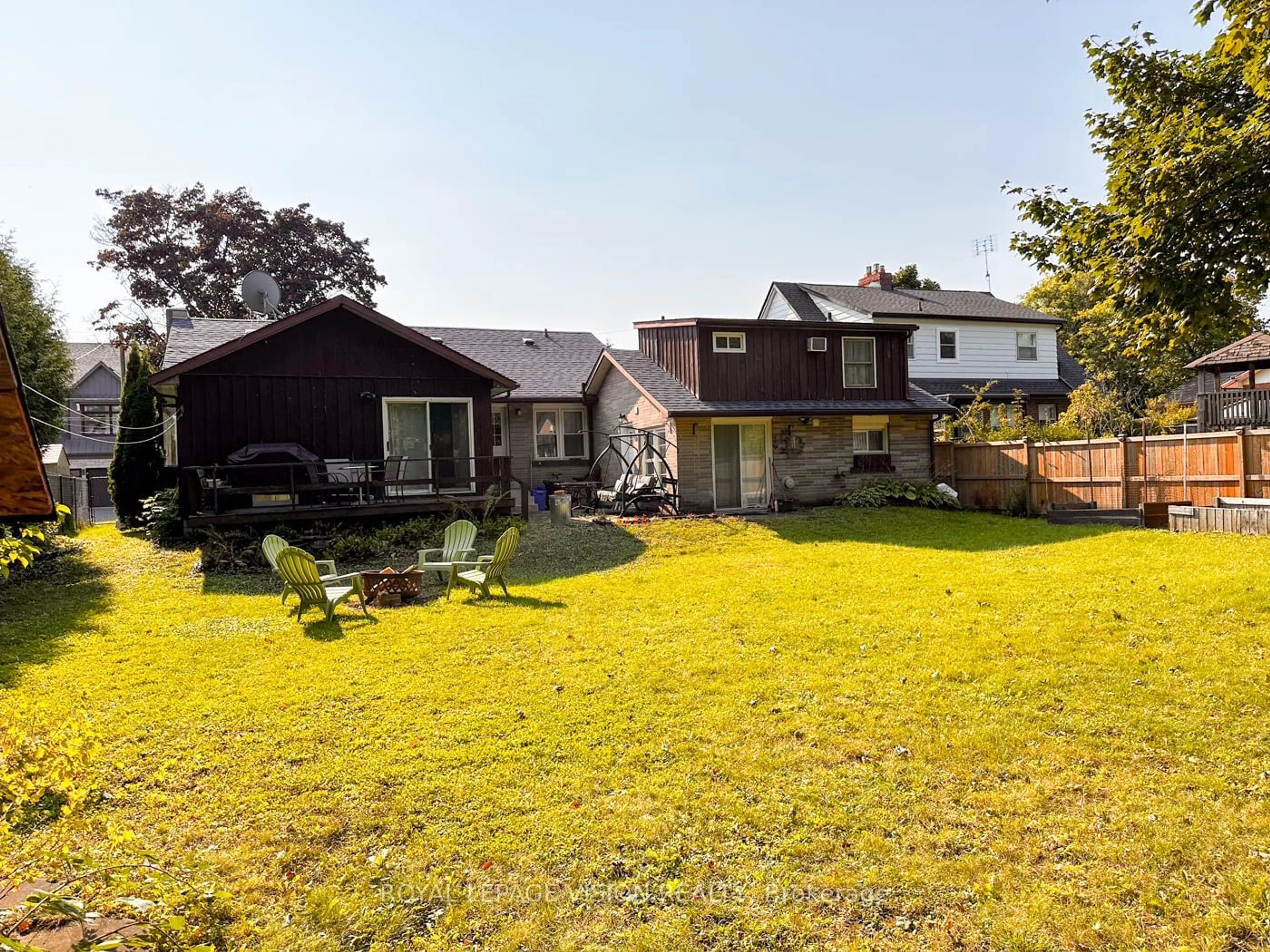 A pic from outside/outdoor area/front of a property/back of a property/a pic from drone, unknown for 117 William St, Whitchurch-Stouffville Ontario L4A 1B3