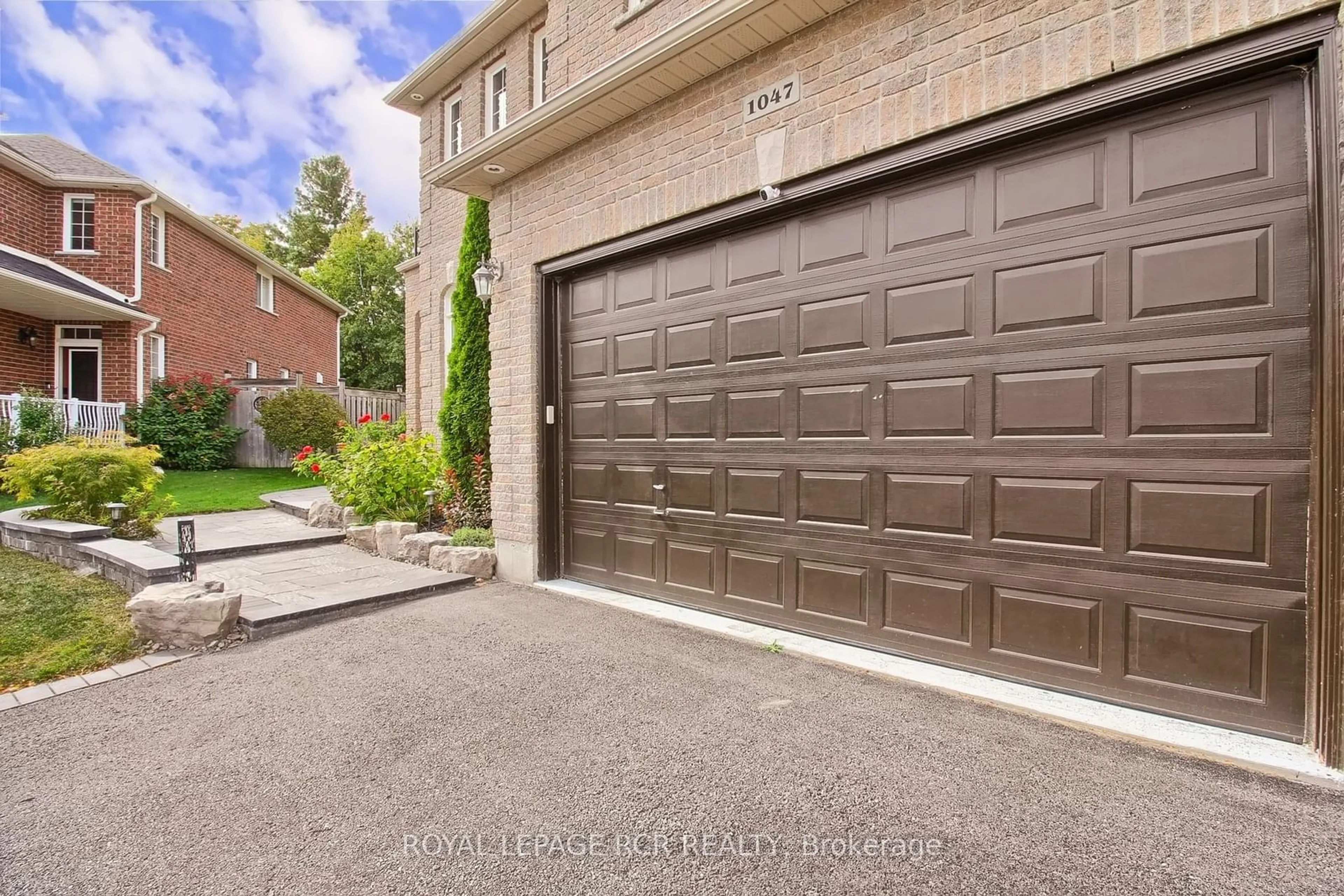 Indoor garage for 1047 Nantyr Dr, Innisfil Ontario L9S 0A8