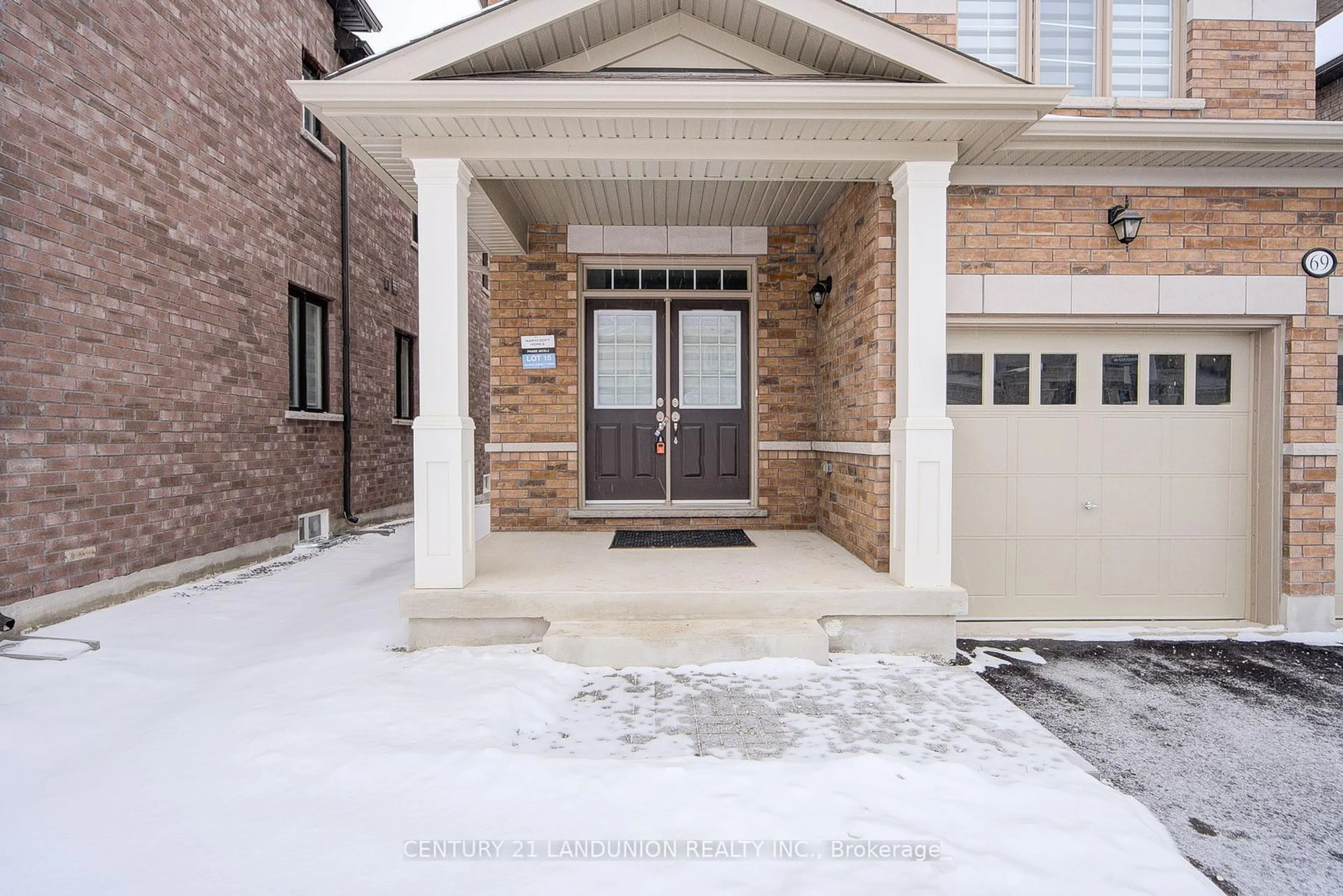 Indoor entryway for 69 Bud Leggett Cres, Georgina Ontario L4P 0T1