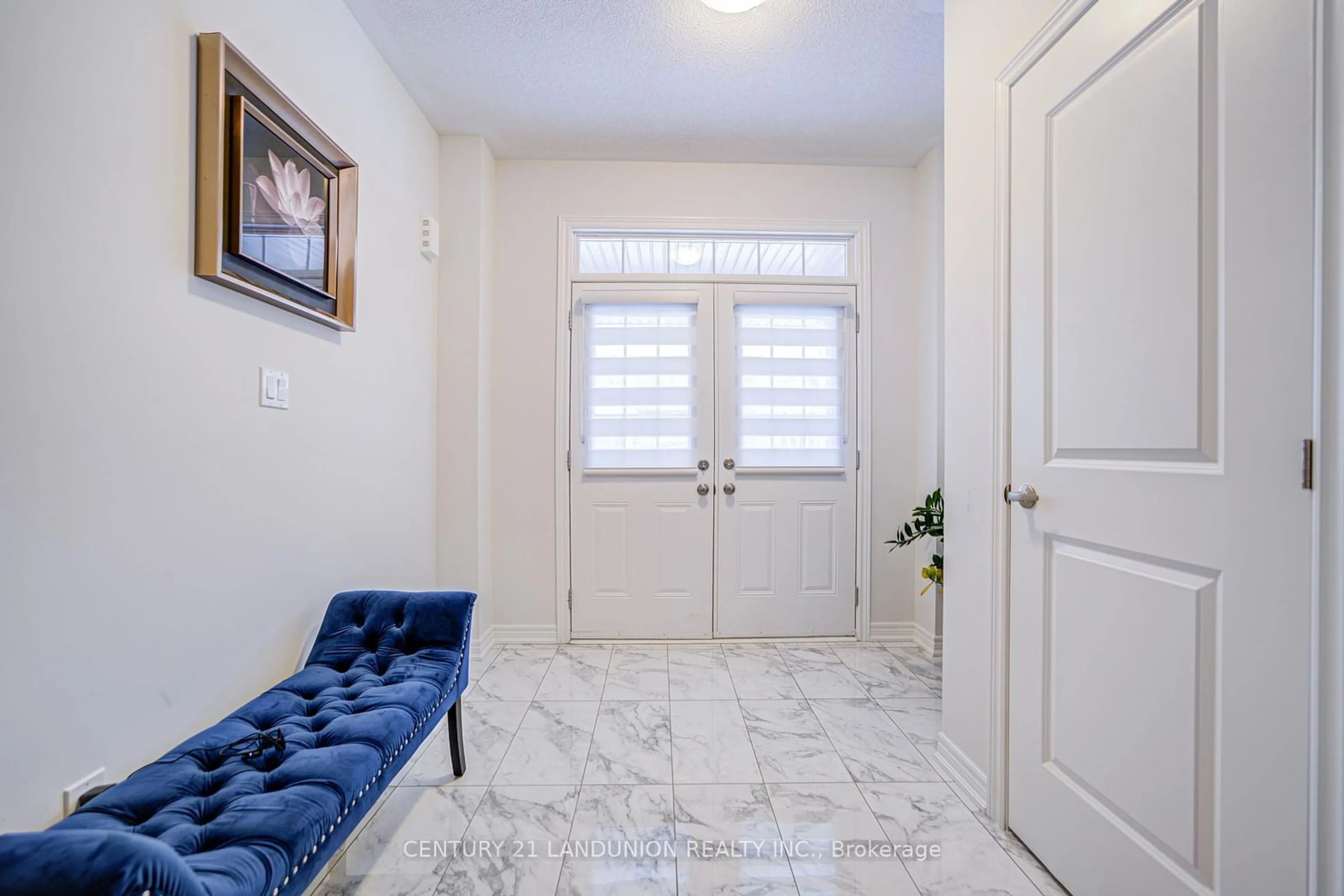 Indoor entryway for 69 Bud Leggett Cres, Georgina Ontario L4P 0T1