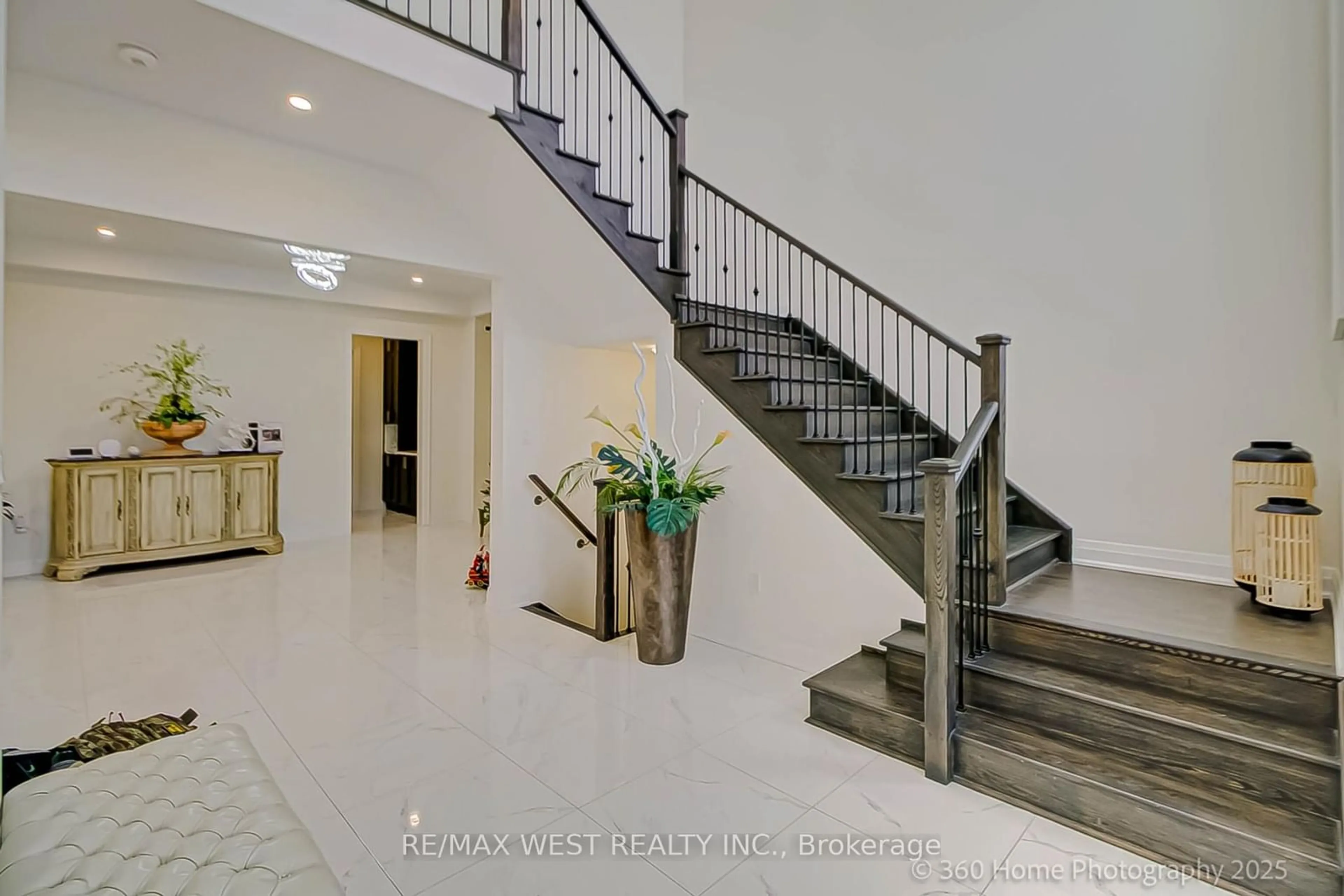 Indoor foyer for 106 Silk Twist Dr, East Gwillimbury Ontario L9N 0W4