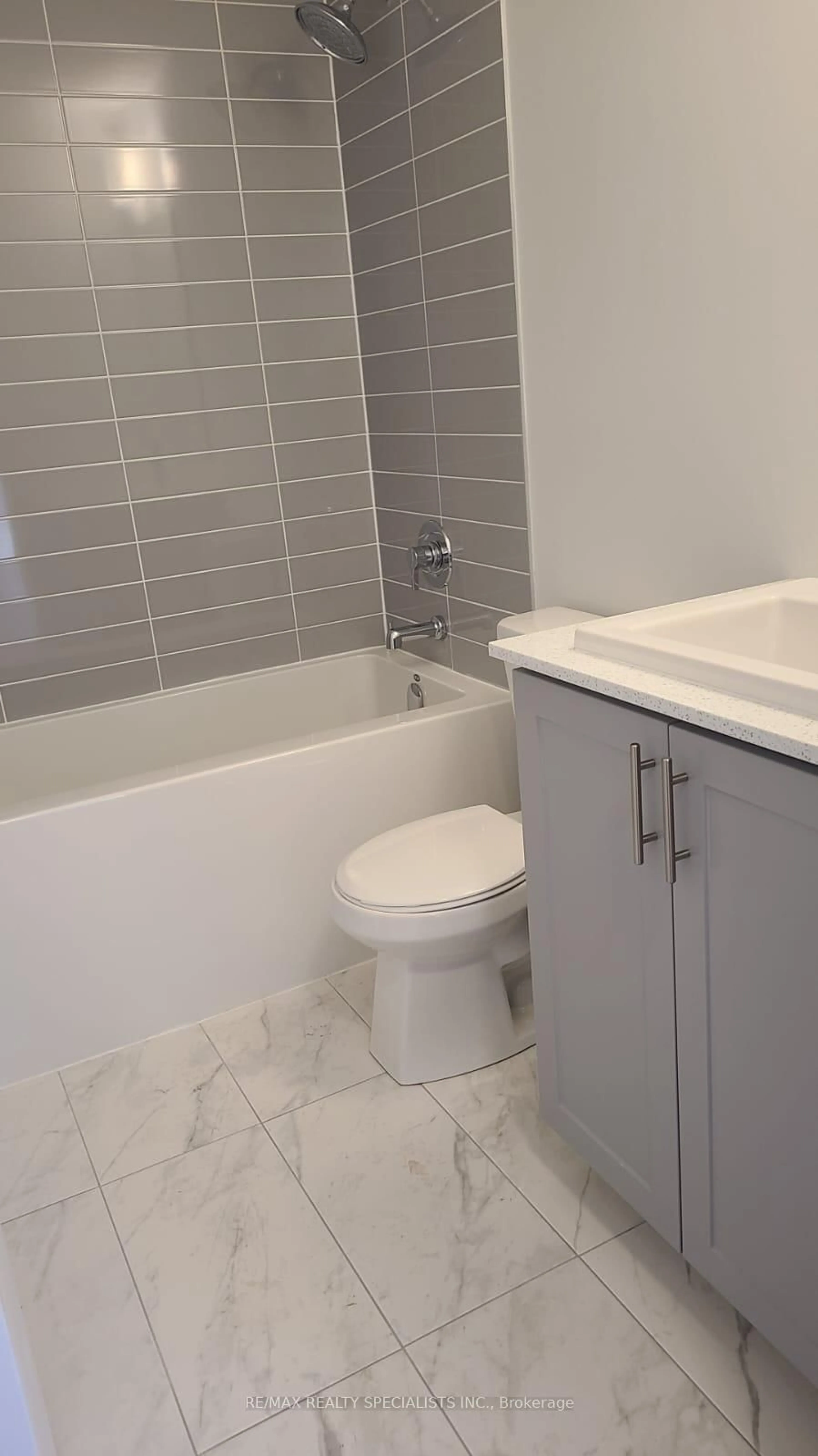 Standard bathroom, ceramic/tile floor for 15 Laytham Green #125 Circ #125, Newmarket Ontario L3W 0C7