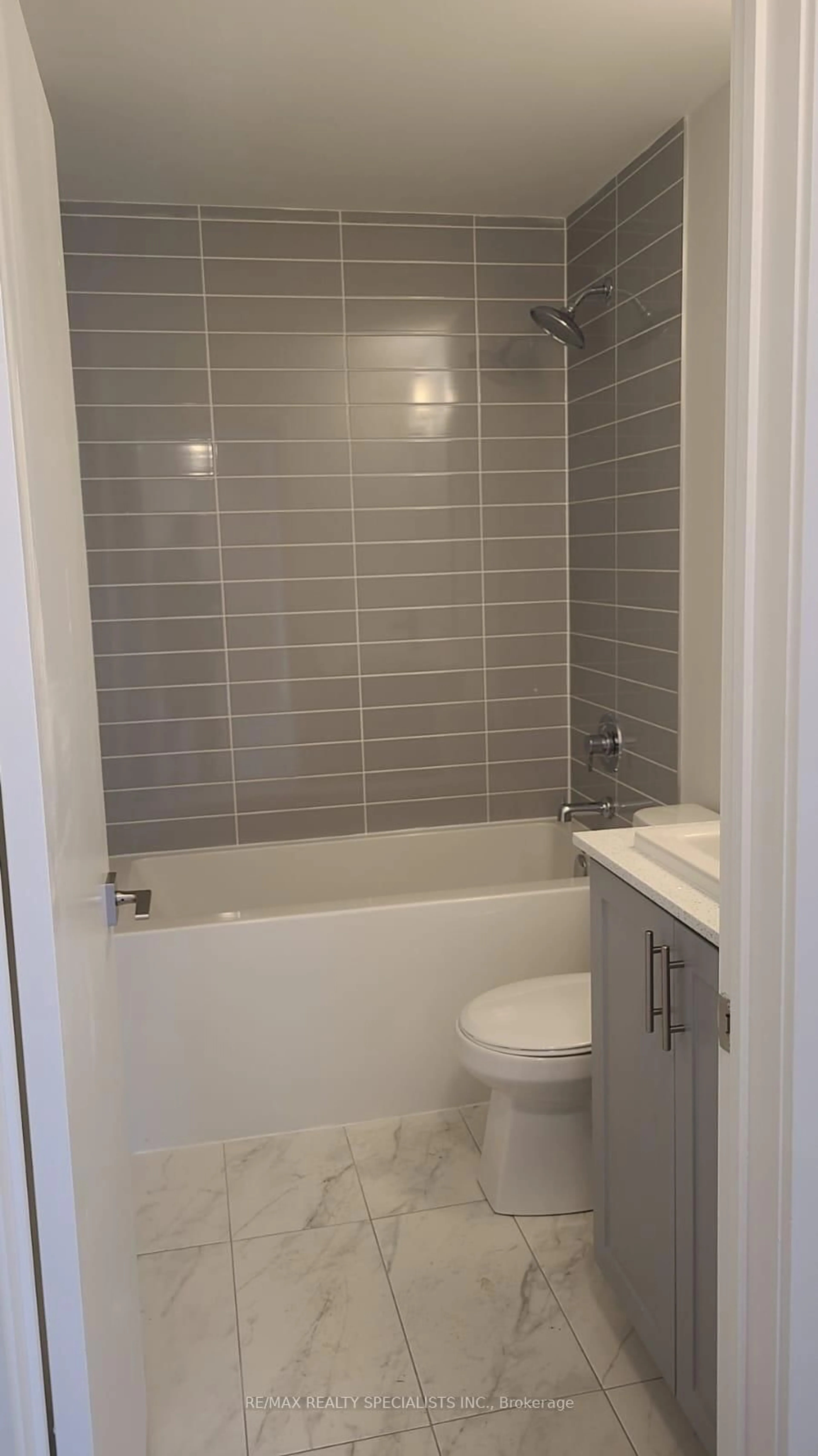 Standard bathroom, ceramic/tile floor for 15 Laytham Green #125 Circ #125, Newmarket Ontario L3W 0C7