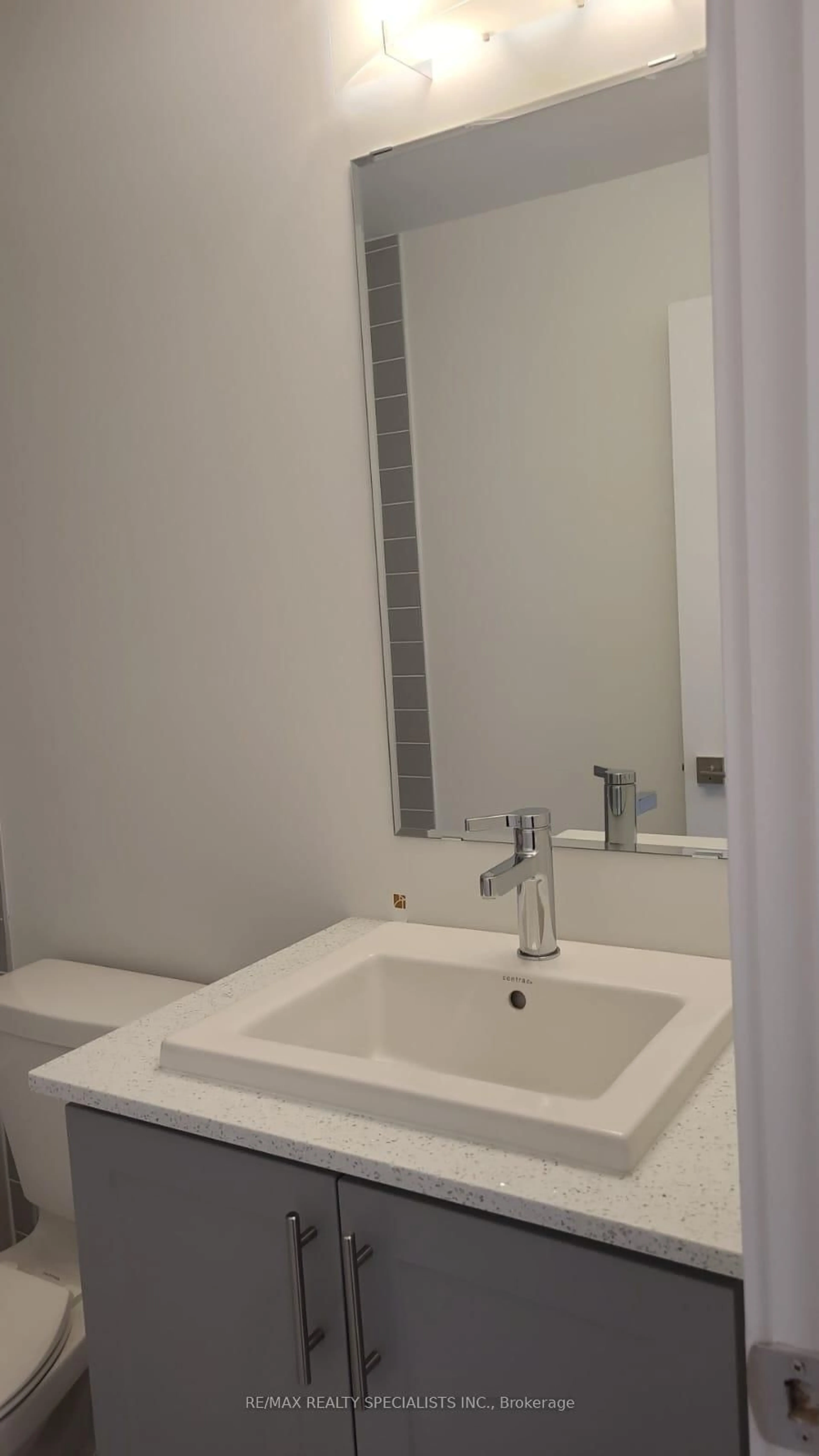 Standard bathroom, ceramic/tile floor for 15 Laytham Green #125 Circ #125, Newmarket Ontario L3W 0C7