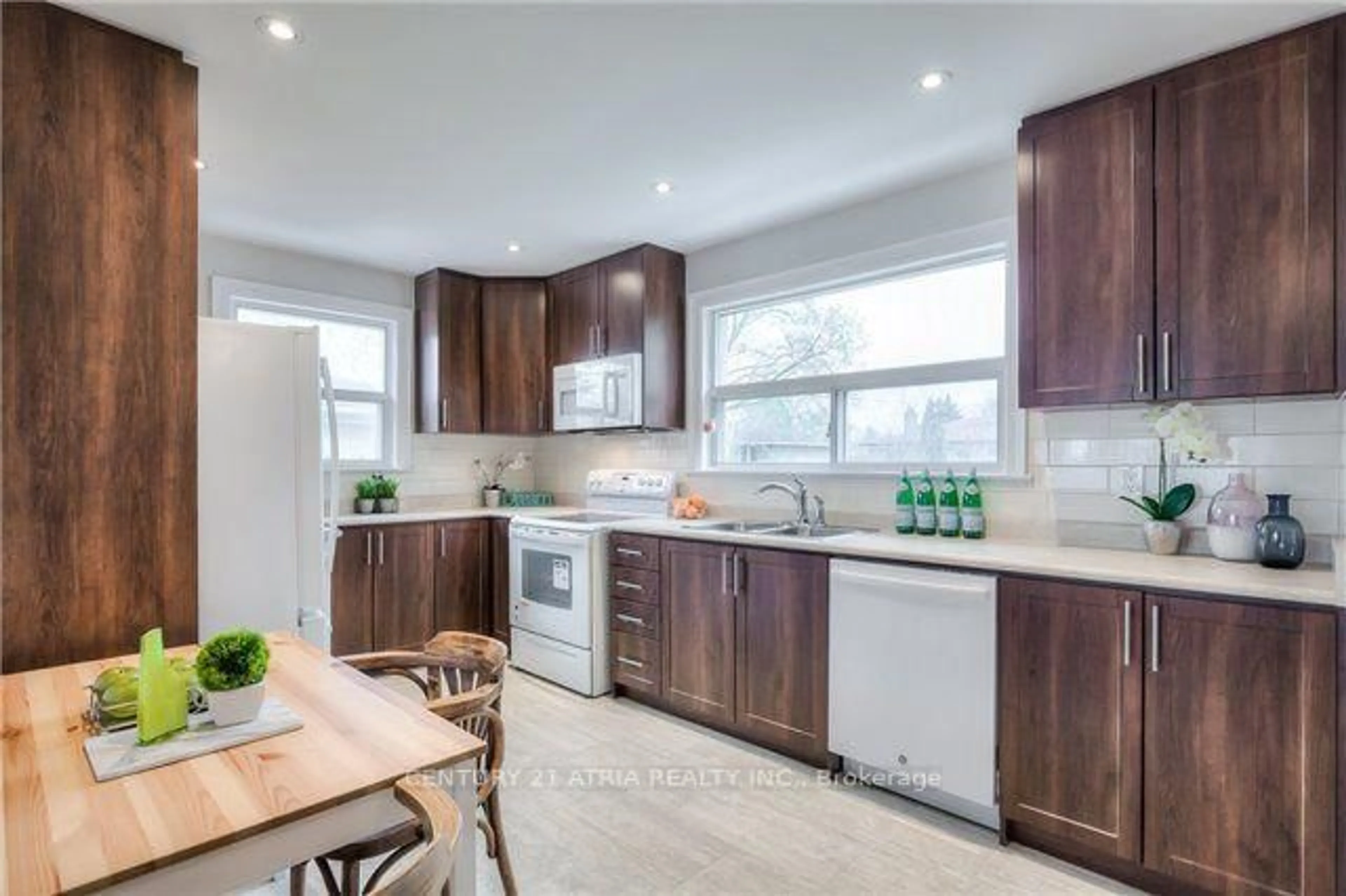 Contemporary kitchen, unknown for 79 Cartier Cres, Richmond Hill Ontario L4C 2N3