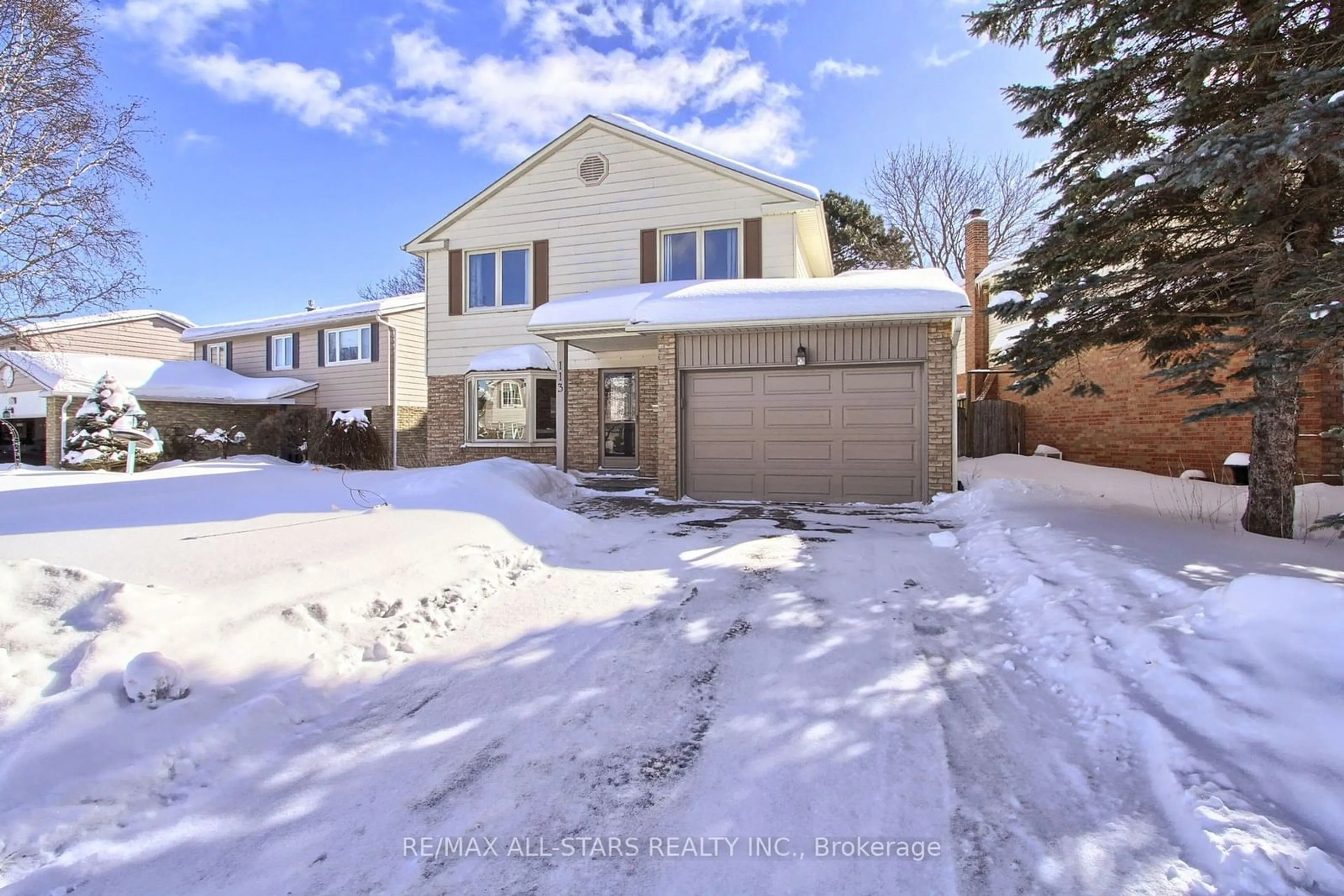 A pic from outside/outdoor area/front of a property/back of a property/a pic from drone, street for 113 Lowe Blvd, Newmarket Ontario L3Y 5T3