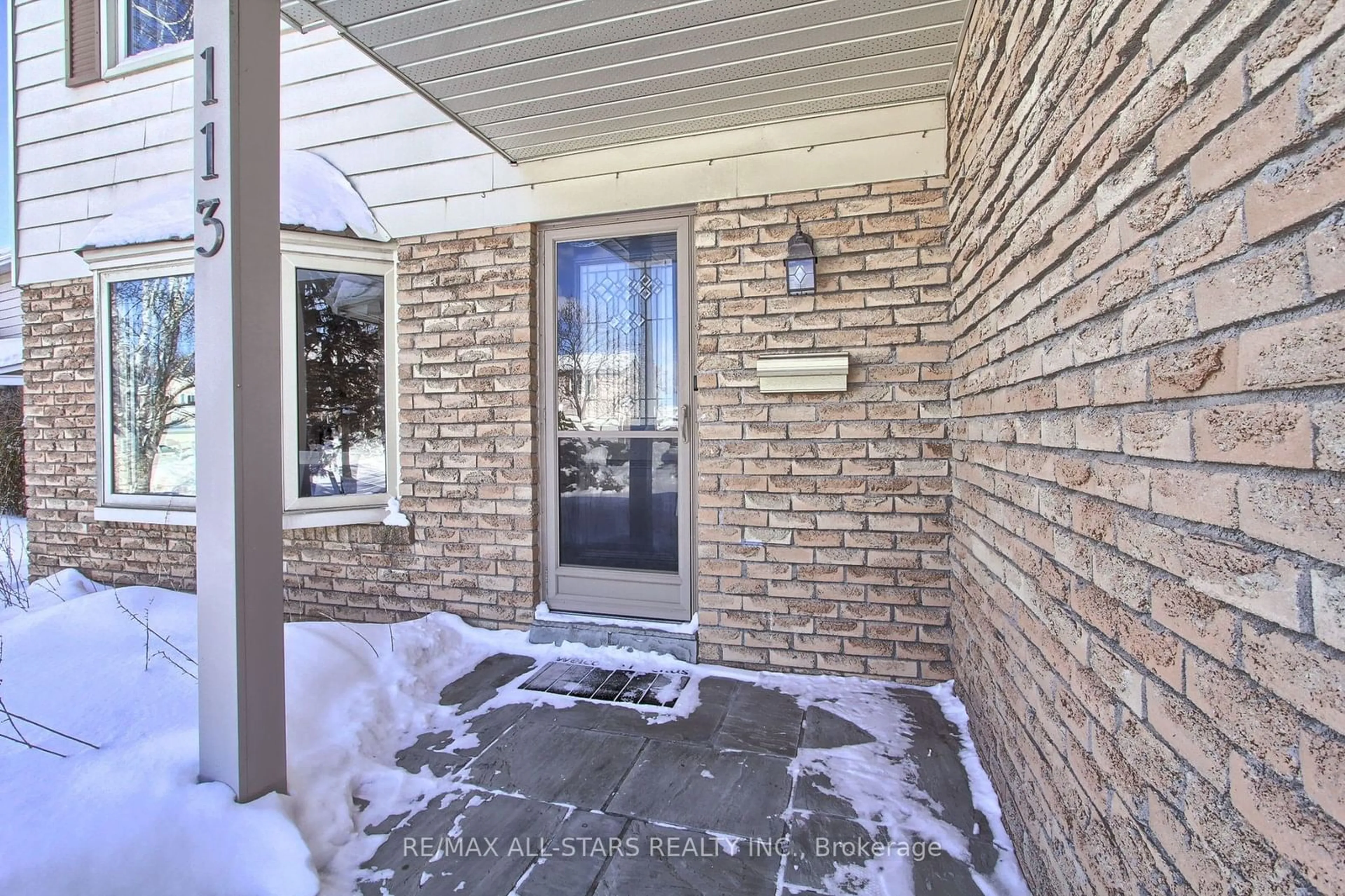 Indoor entryway for 113 Lowe Blvd, Newmarket Ontario L3Y 5T3