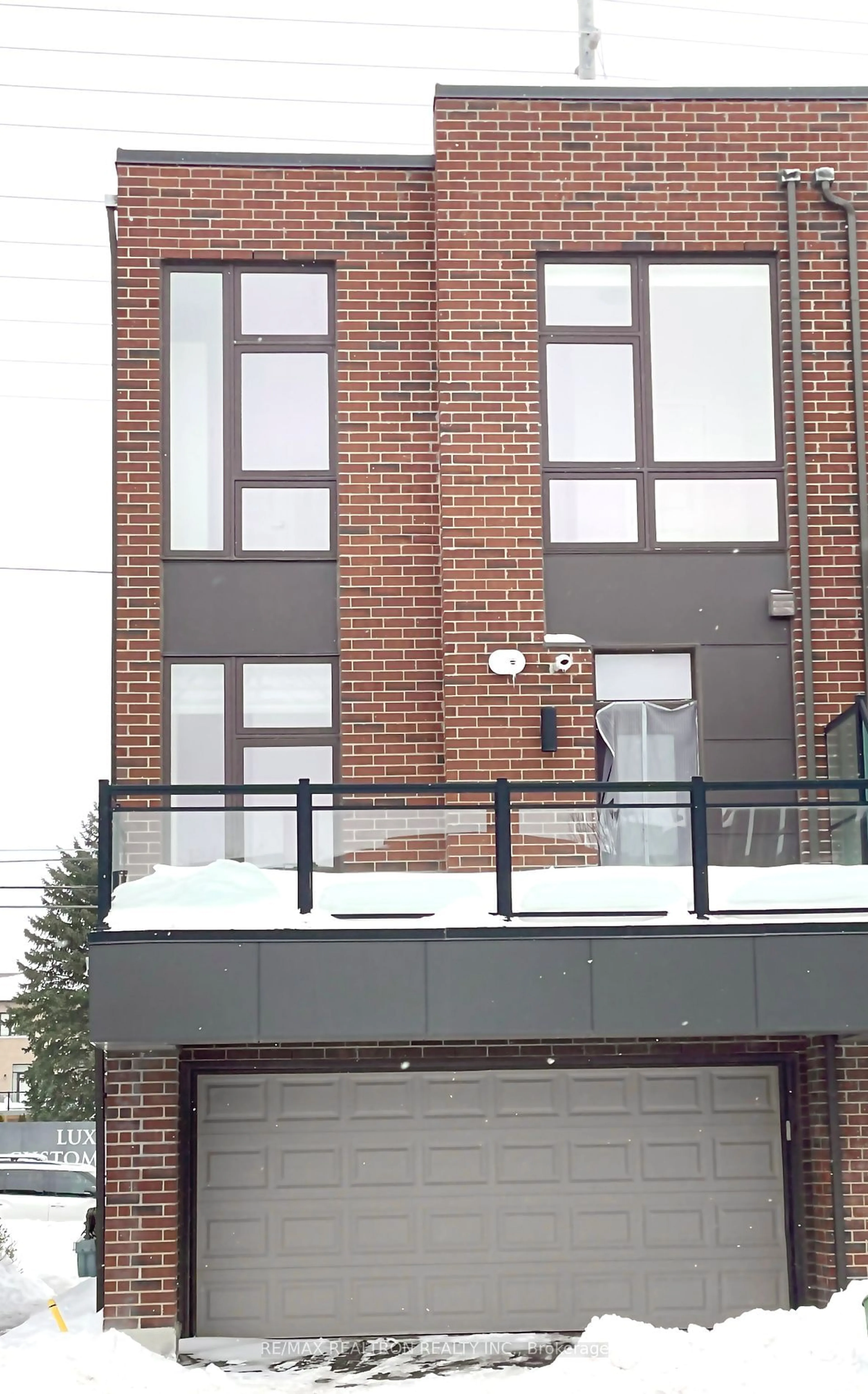 Home with brick exterior material, building for 9124 Bathurst St, Vaughan Ontario L4J 0K1