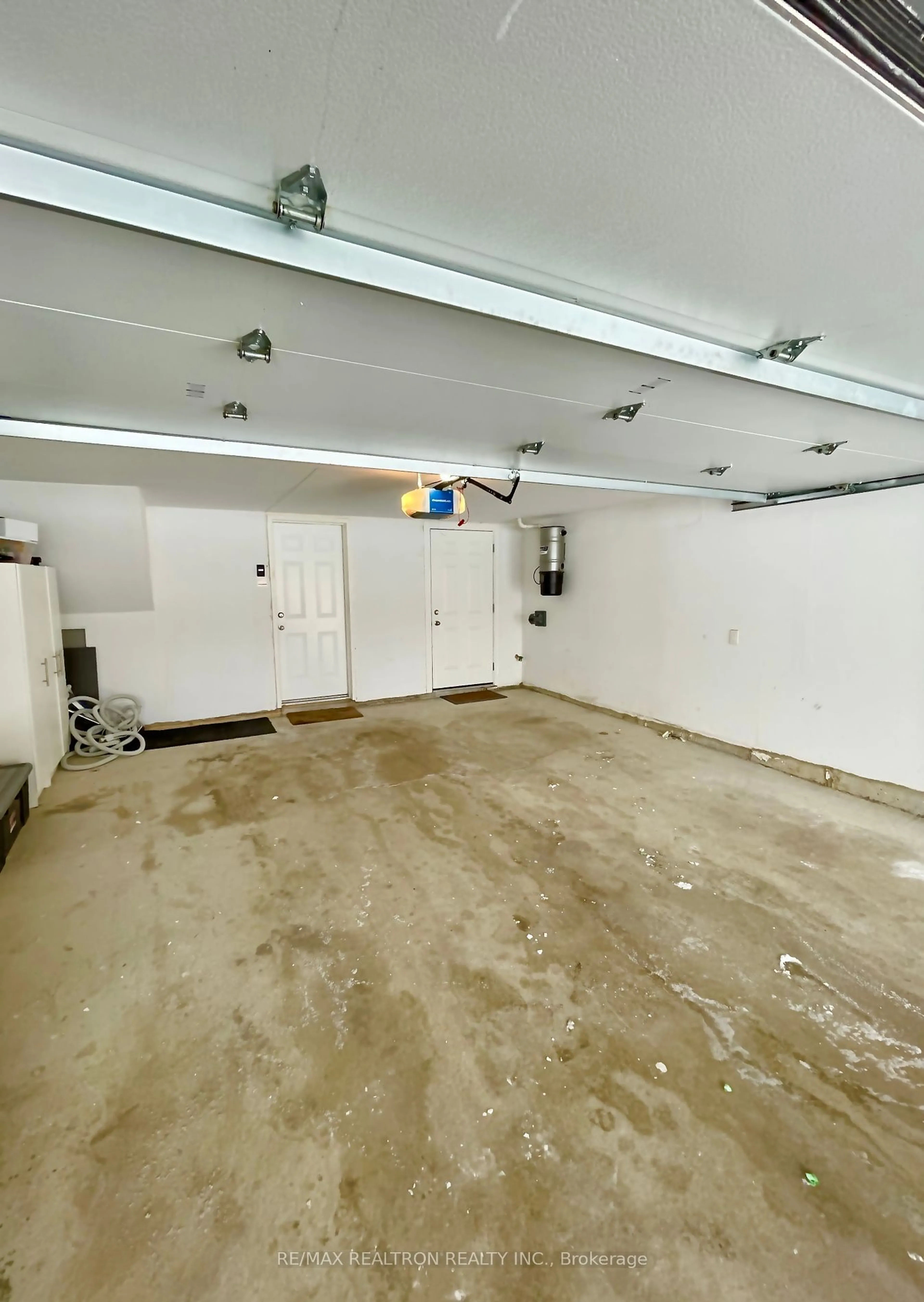 Indoor garage for 9124 Bathurst St, Vaughan Ontario L4J 0K1