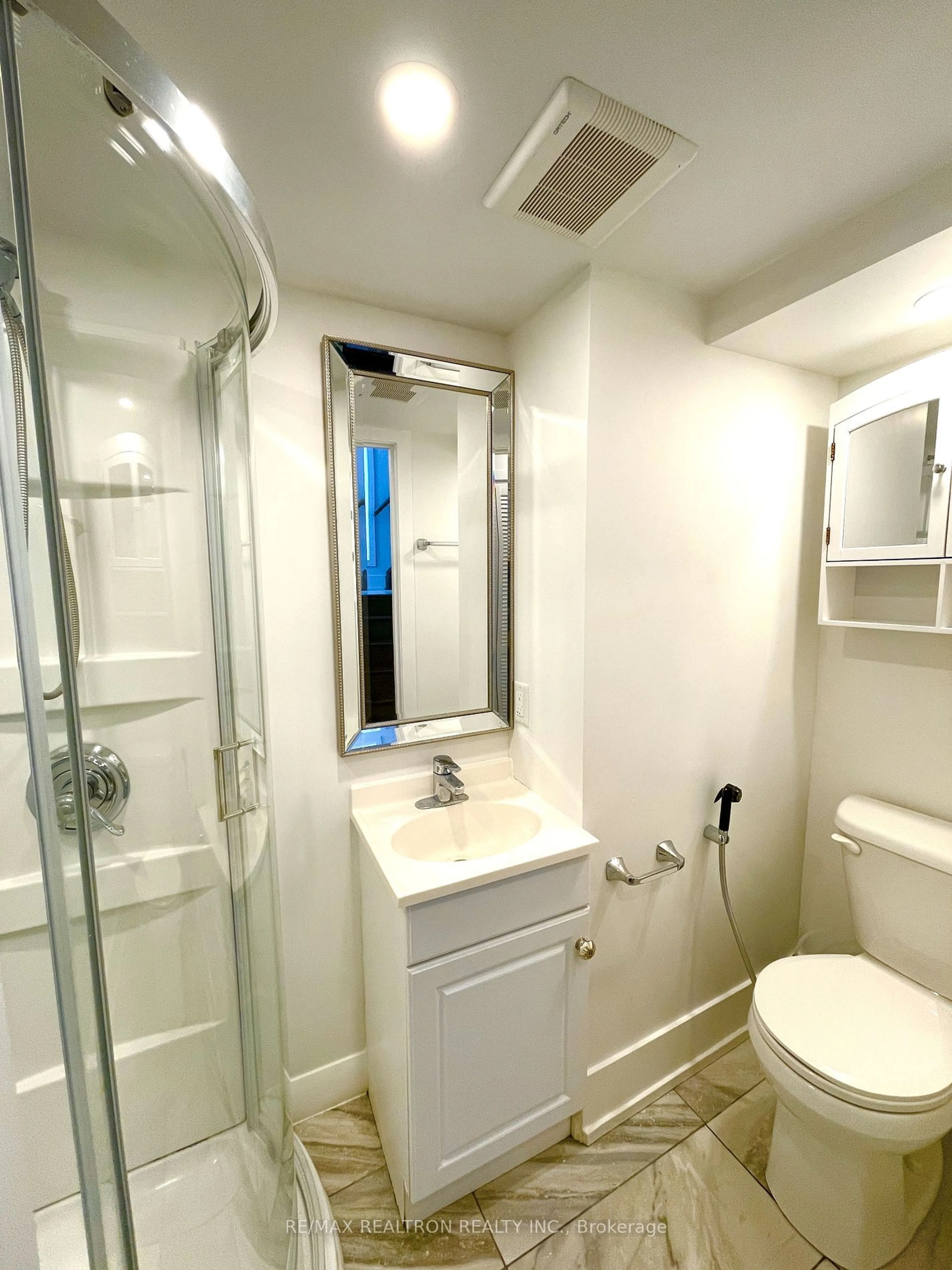 Standard bathroom, unknown for 9124 Bathurst St, Vaughan Ontario L4J 0K1