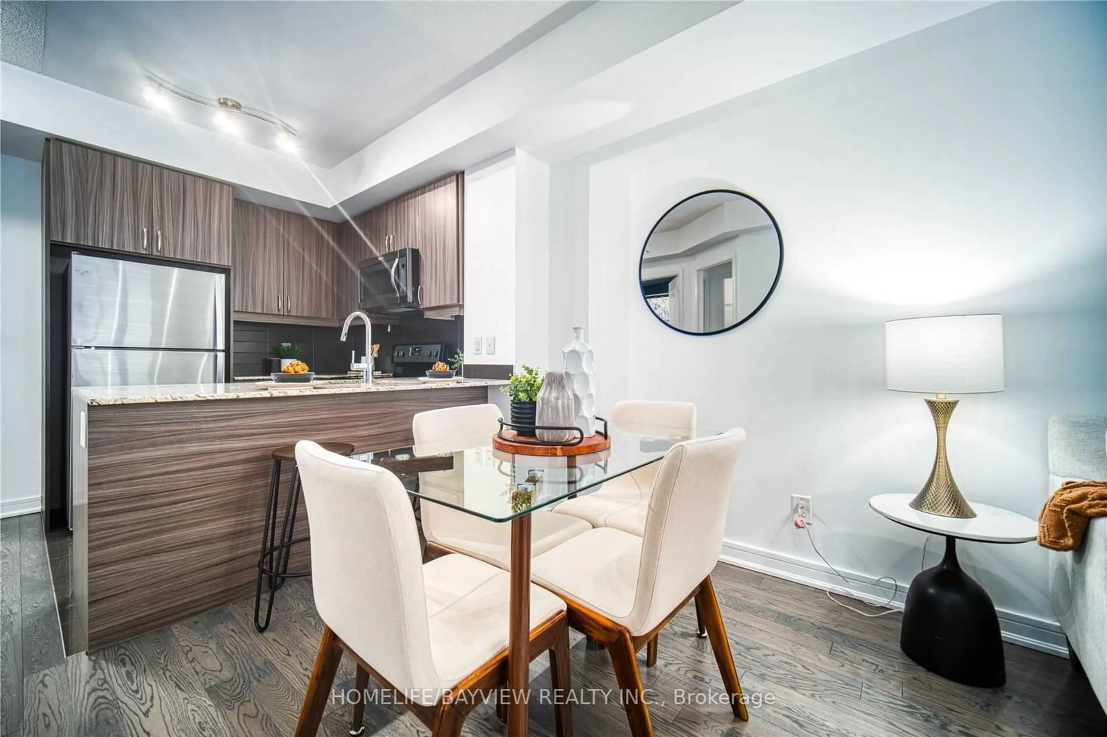 Open concept kitchen, wood/laminate floor for 9201 Yonge St #515, Richmond Hill Ontario L4C 6Z2