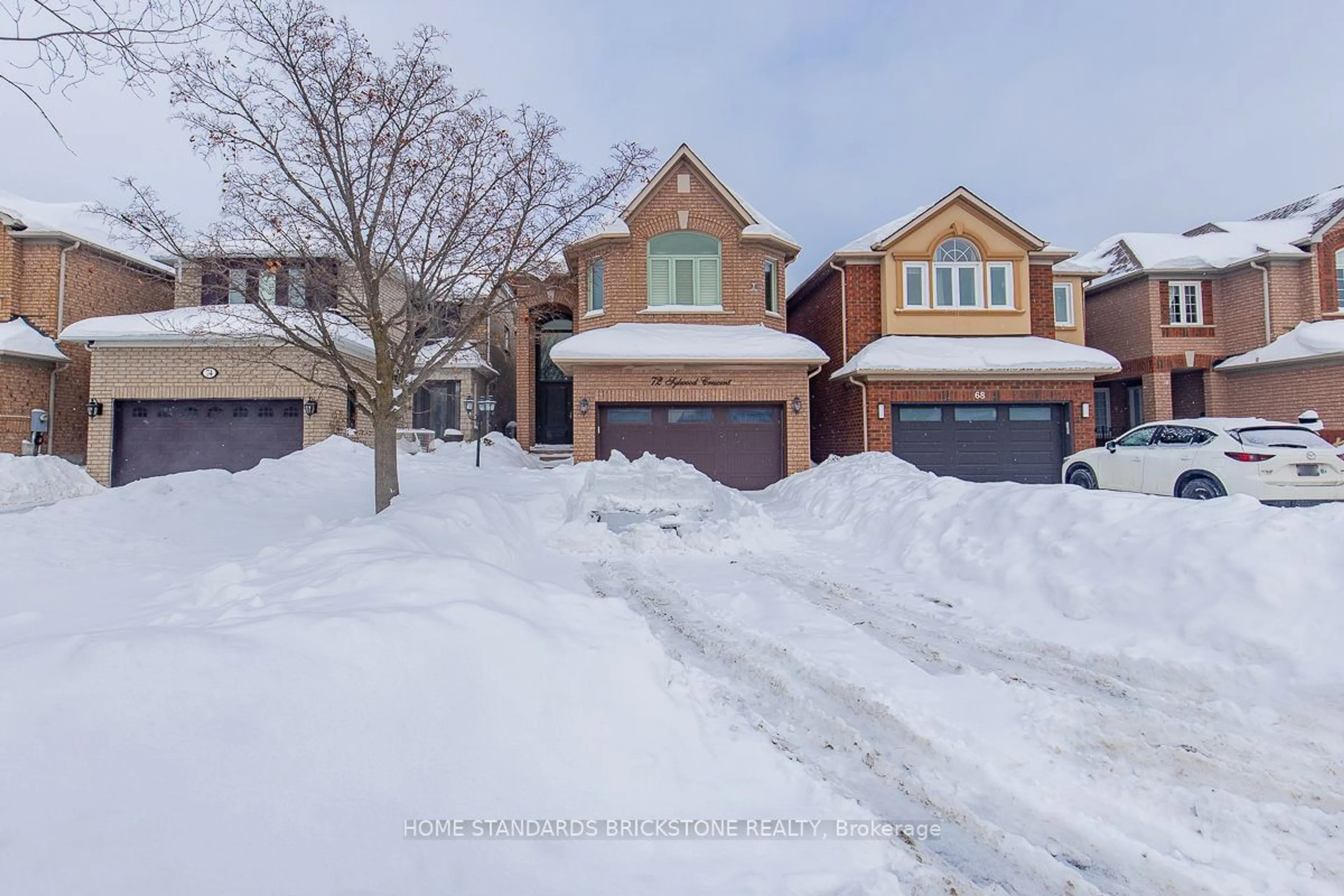 A pic from outside/outdoor area/front of a property/back of a property/a pic from drone, street for 72 Sylwood Cres, Vaughan Ontario L6A 2P7