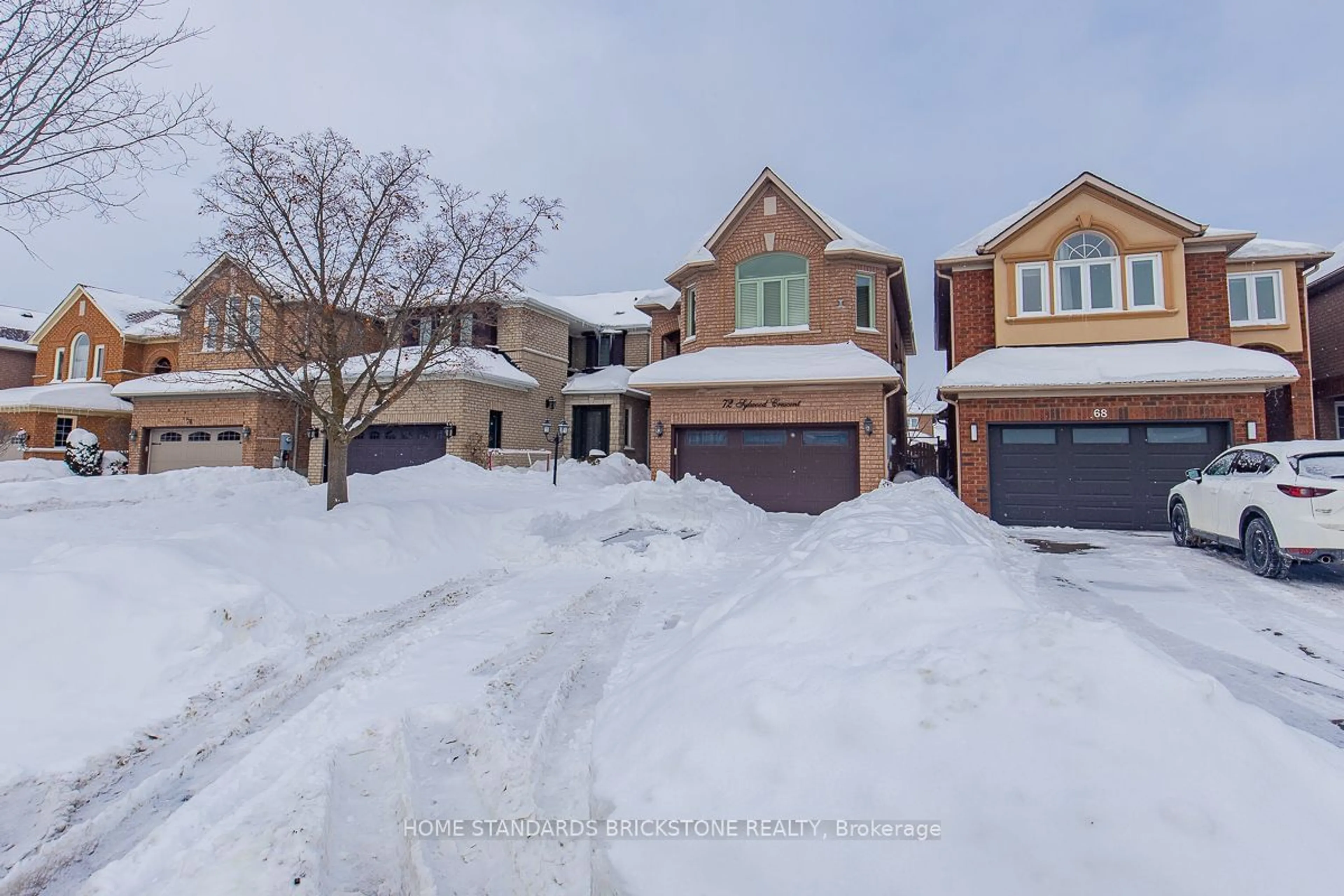 A pic from outside/outdoor area/front of a property/back of a property/a pic from drone, street for 72 Sylwood Cres, Vaughan Ontario L6A 2P7