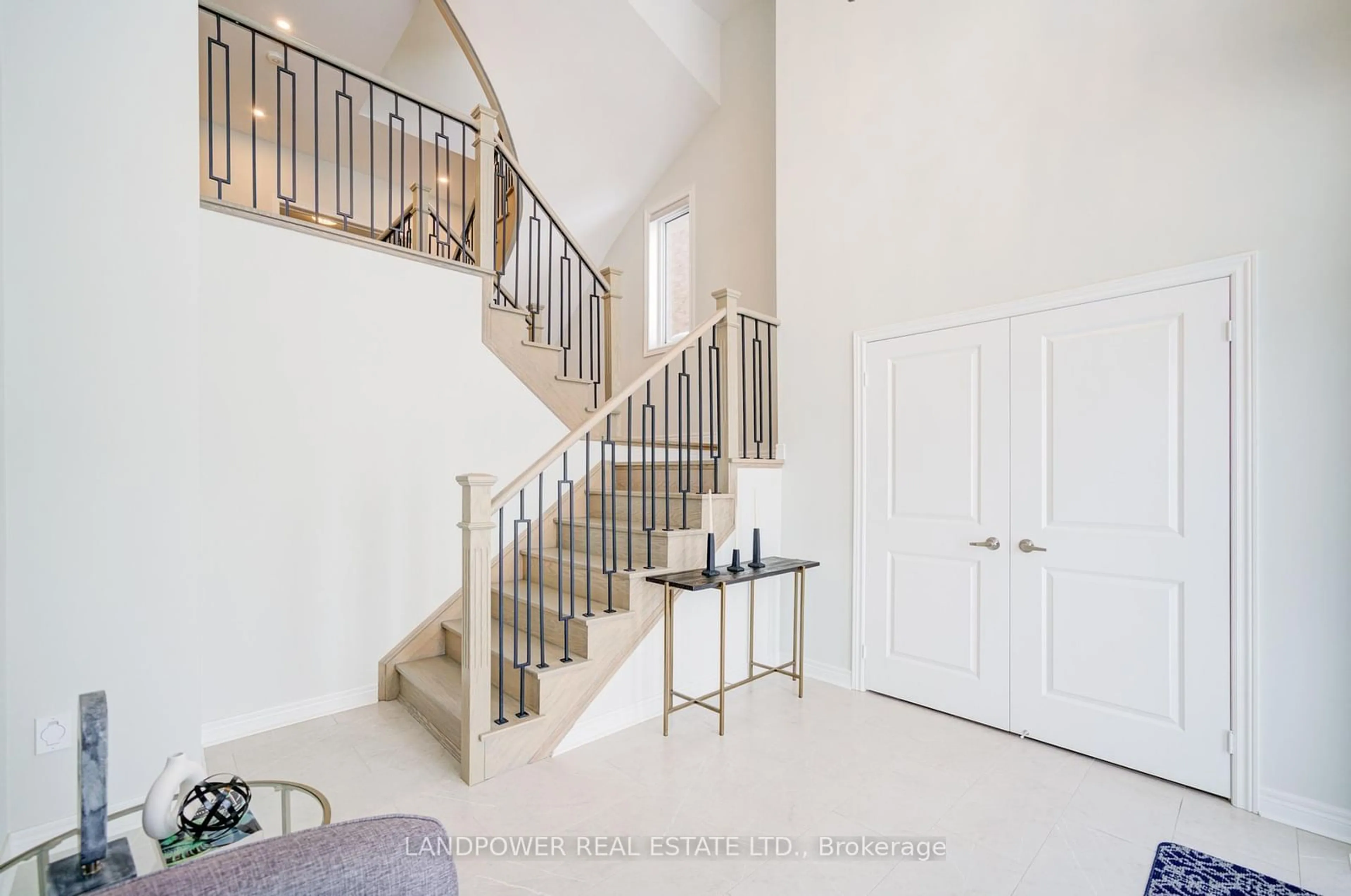 Indoor foyer for 9 Tyndall Ave, Richmond Hill Ontario L4S 0G9