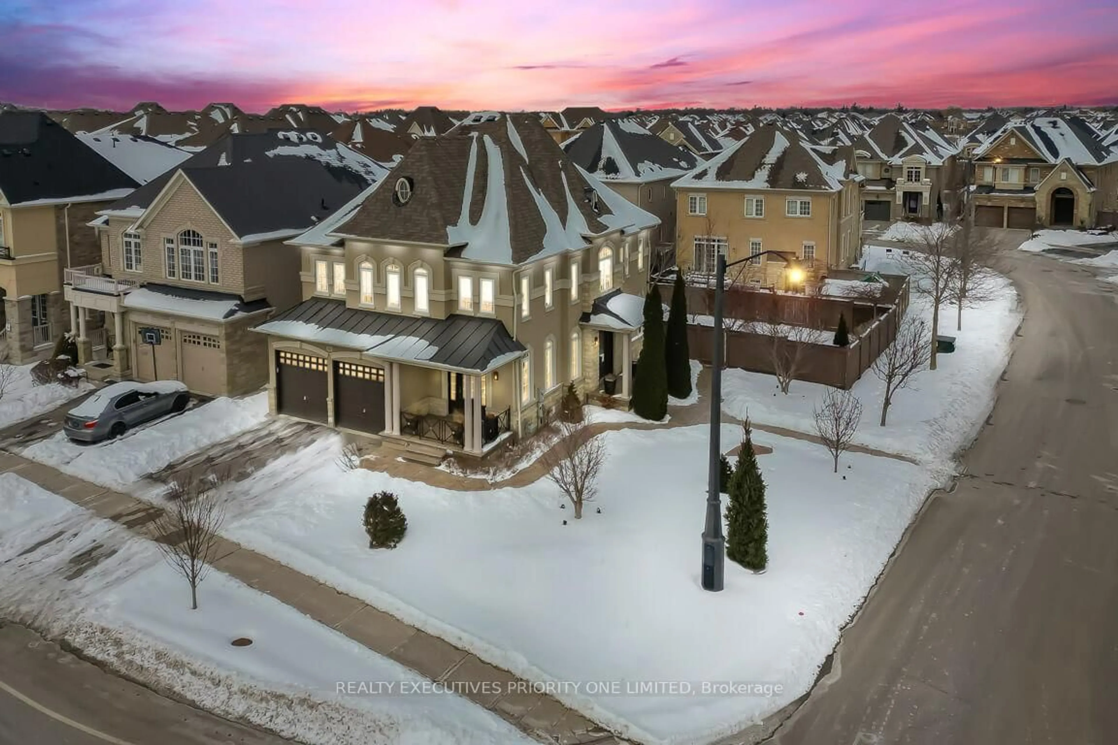 A pic from outside/outdoor area/front of a property/back of a property/a pic from drone, mountain view for 86 Chatfield Dr, Vaughan Ontario L4H 3L4