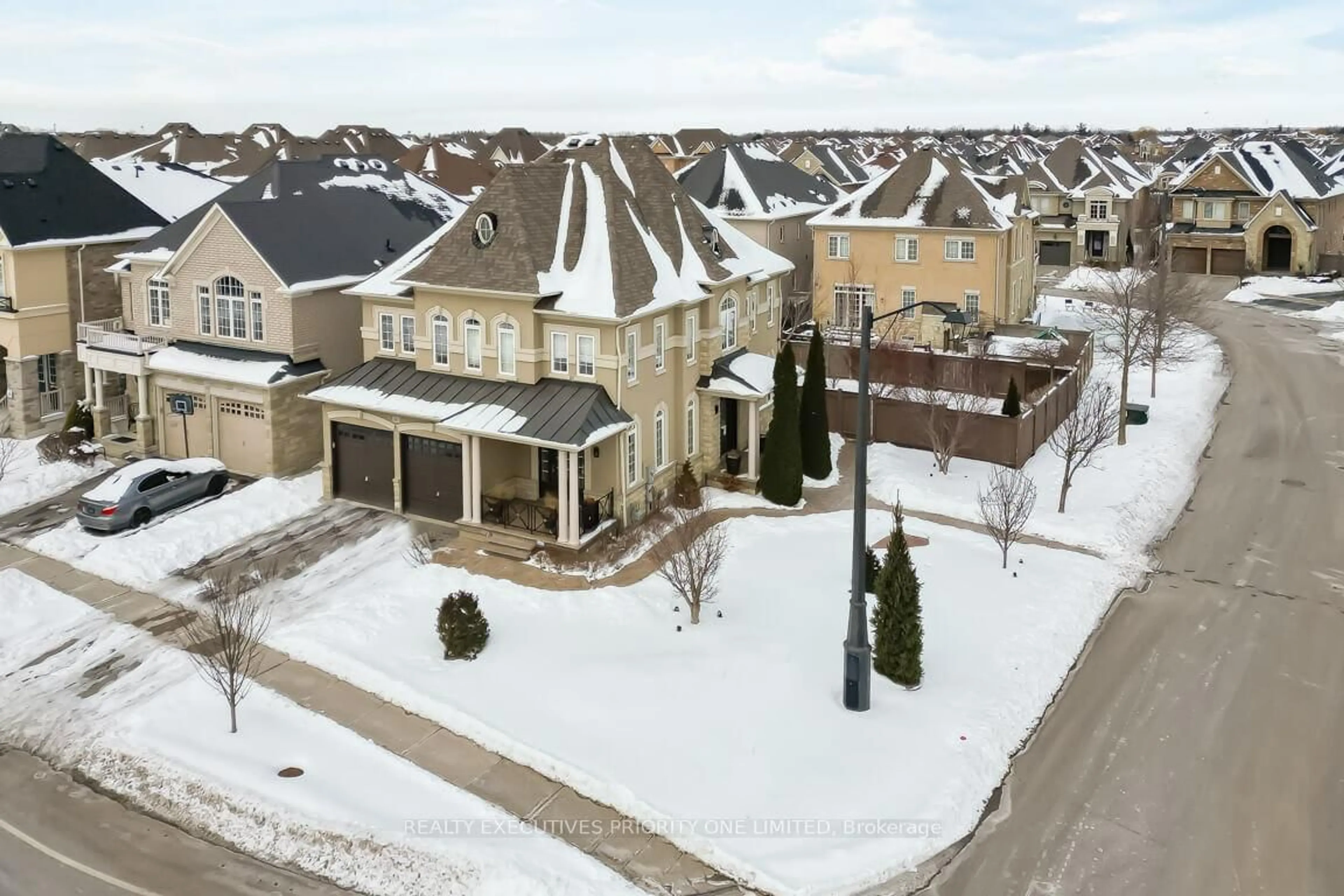 A pic from outside/outdoor area/front of a property/back of a property/a pic from drone, street for 86 Chatfield Dr, Vaughan Ontario L4H 3L4