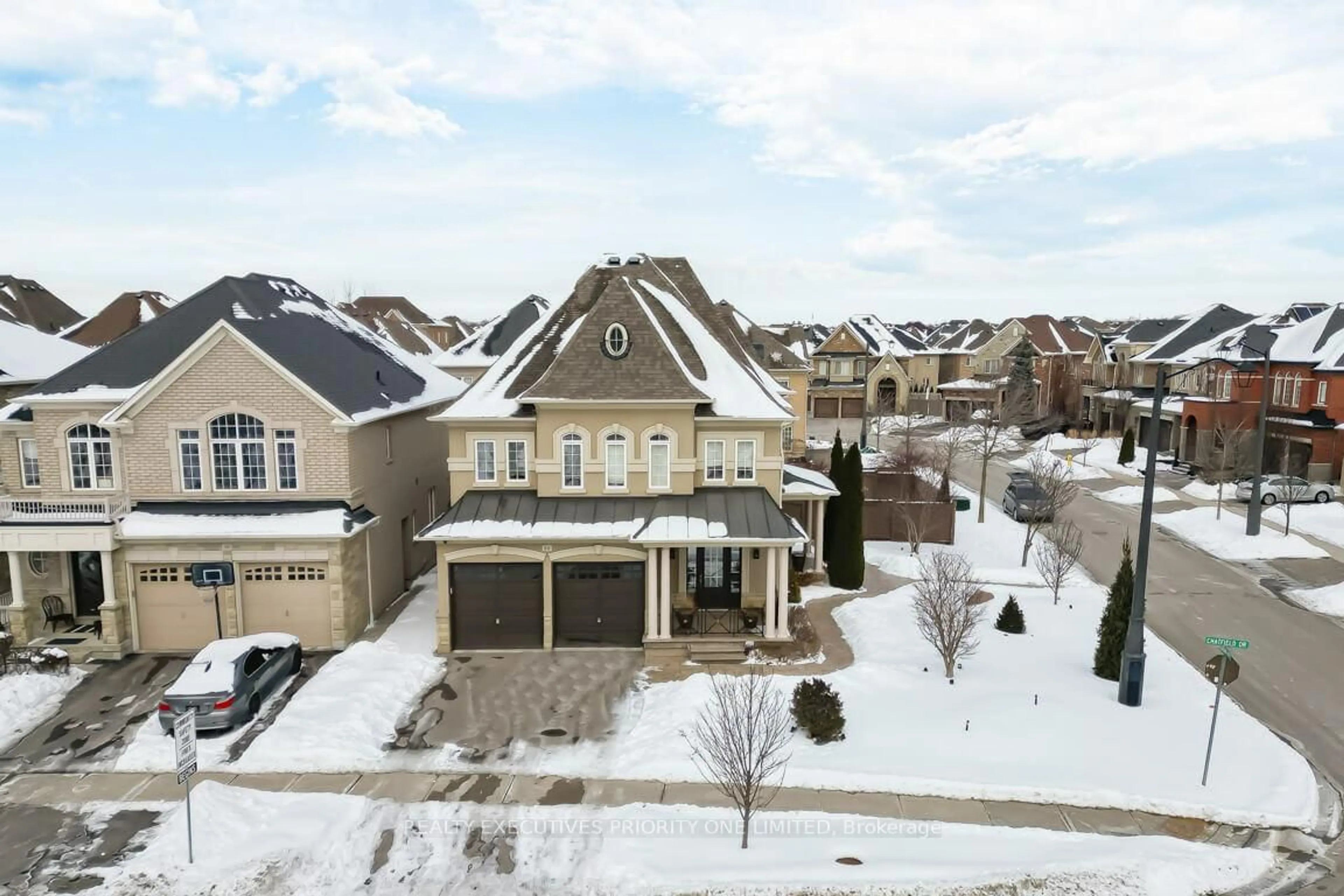 A pic from outside/outdoor area/front of a property/back of a property/a pic from drone, street for 86 Chatfield Dr, Vaughan Ontario L4H 3L4