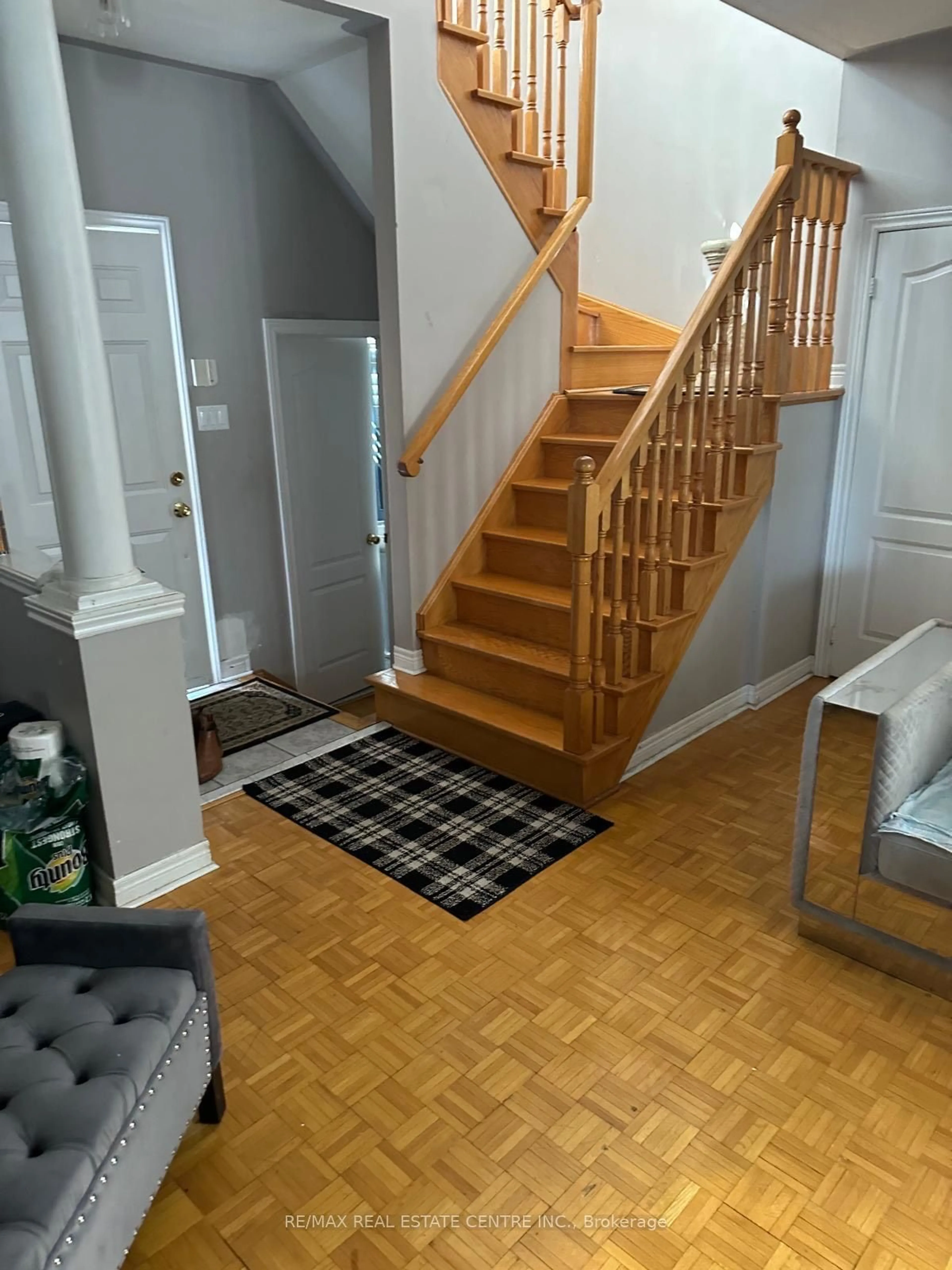 Indoor entryway for 27 Sandway Cres, Vaughan Ontario L6A 2M1