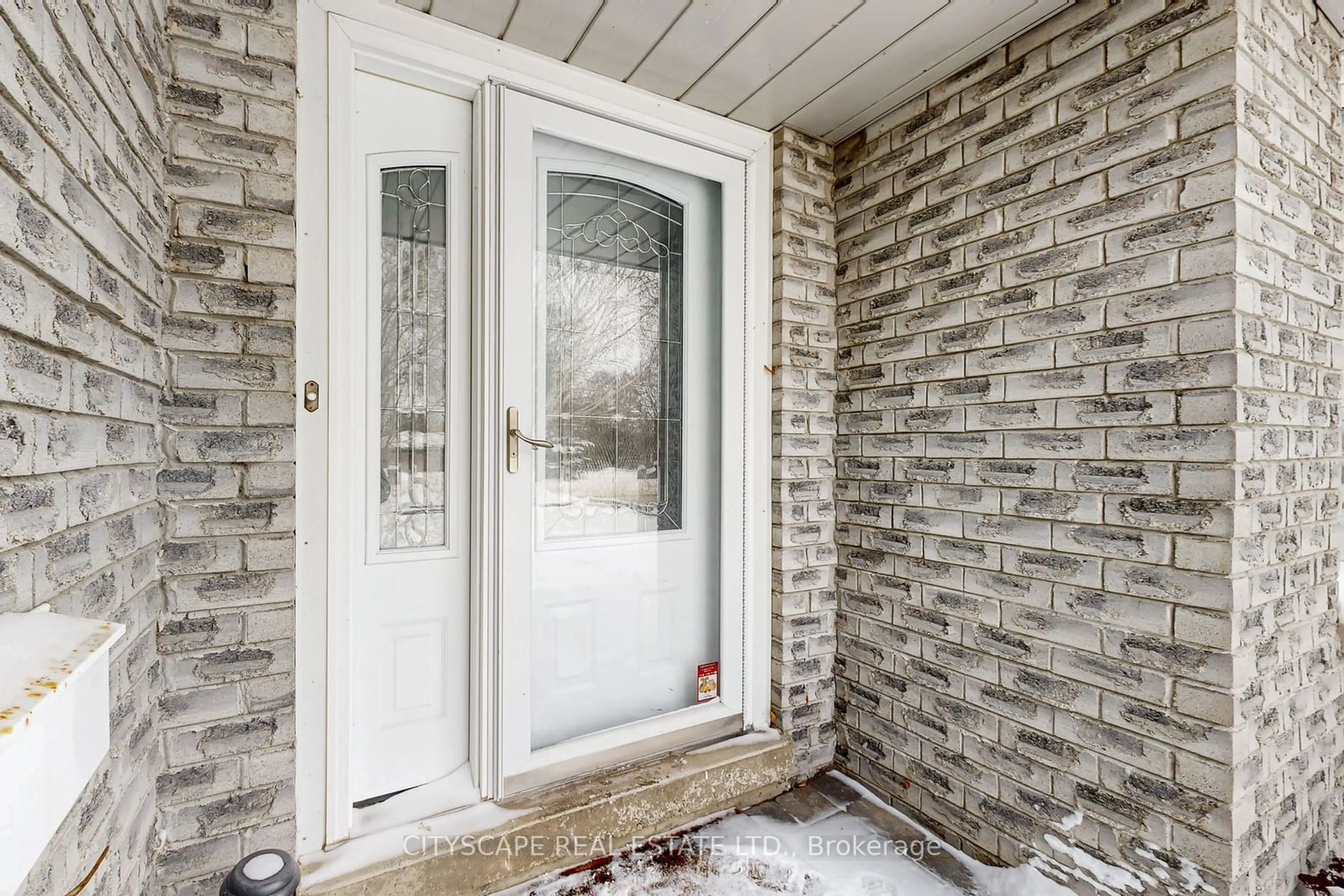 Indoor entryway for 65 Riverglen Dr, Georgina Ontario L4P 3K7