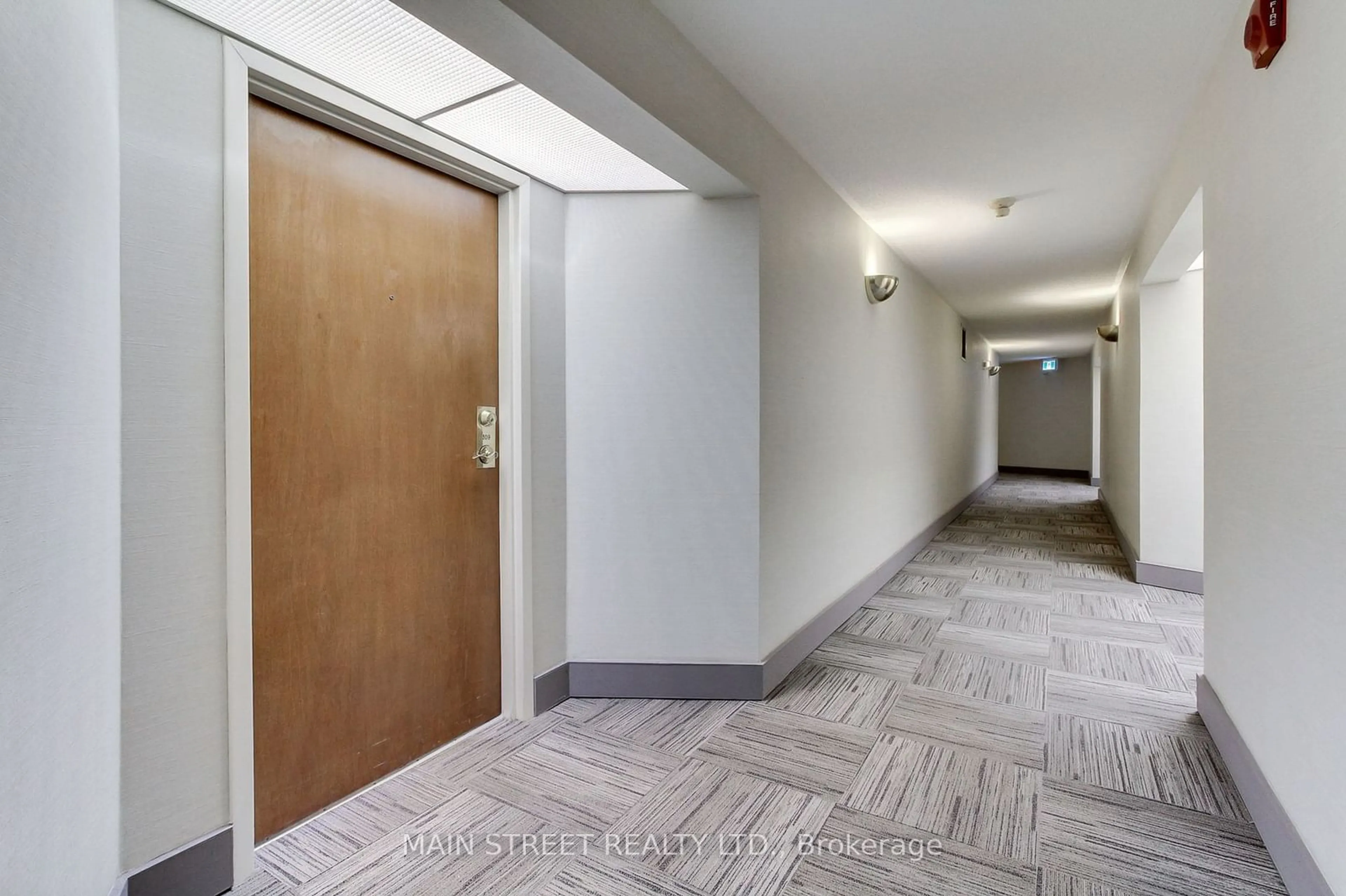 Indoor foyer for 111 Grew Blvd #309, Georgina Ontario L0E 1R0