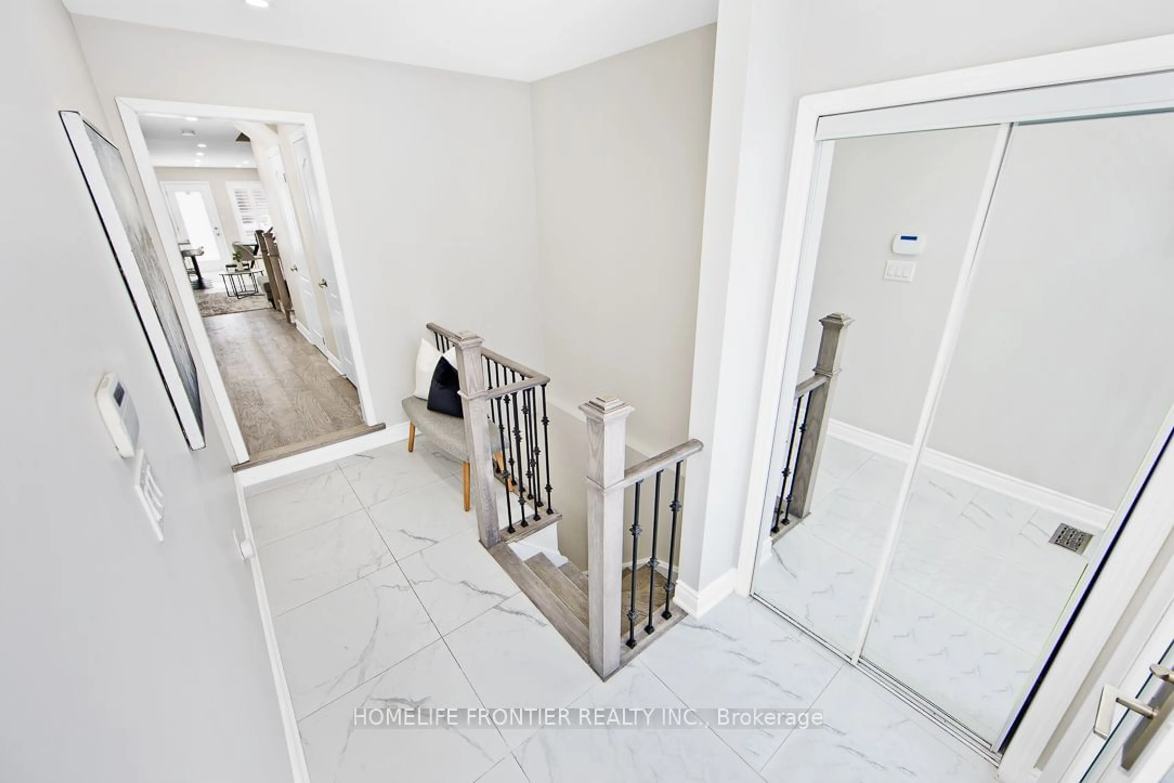 Indoor foyer for 3 Coranto Way, Vaughan Ontario L4H 3L8