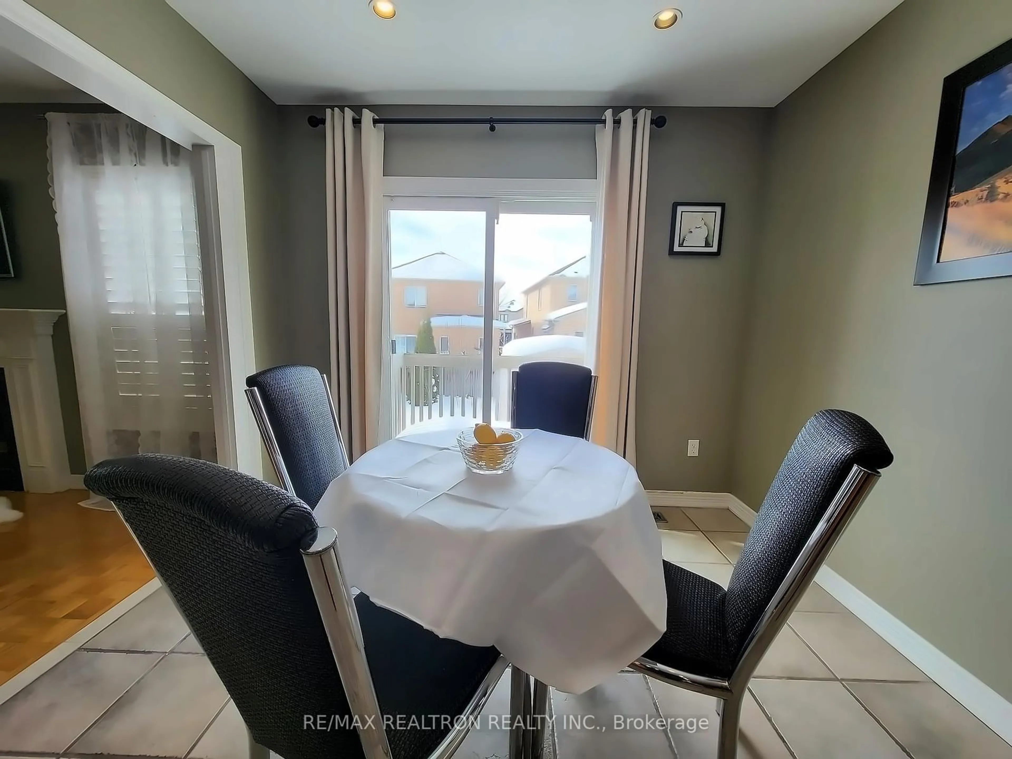 Dining room, ceramic/tile floor for 106 Forest Fountain Dr, Vaughan Ontario L4H 1S4