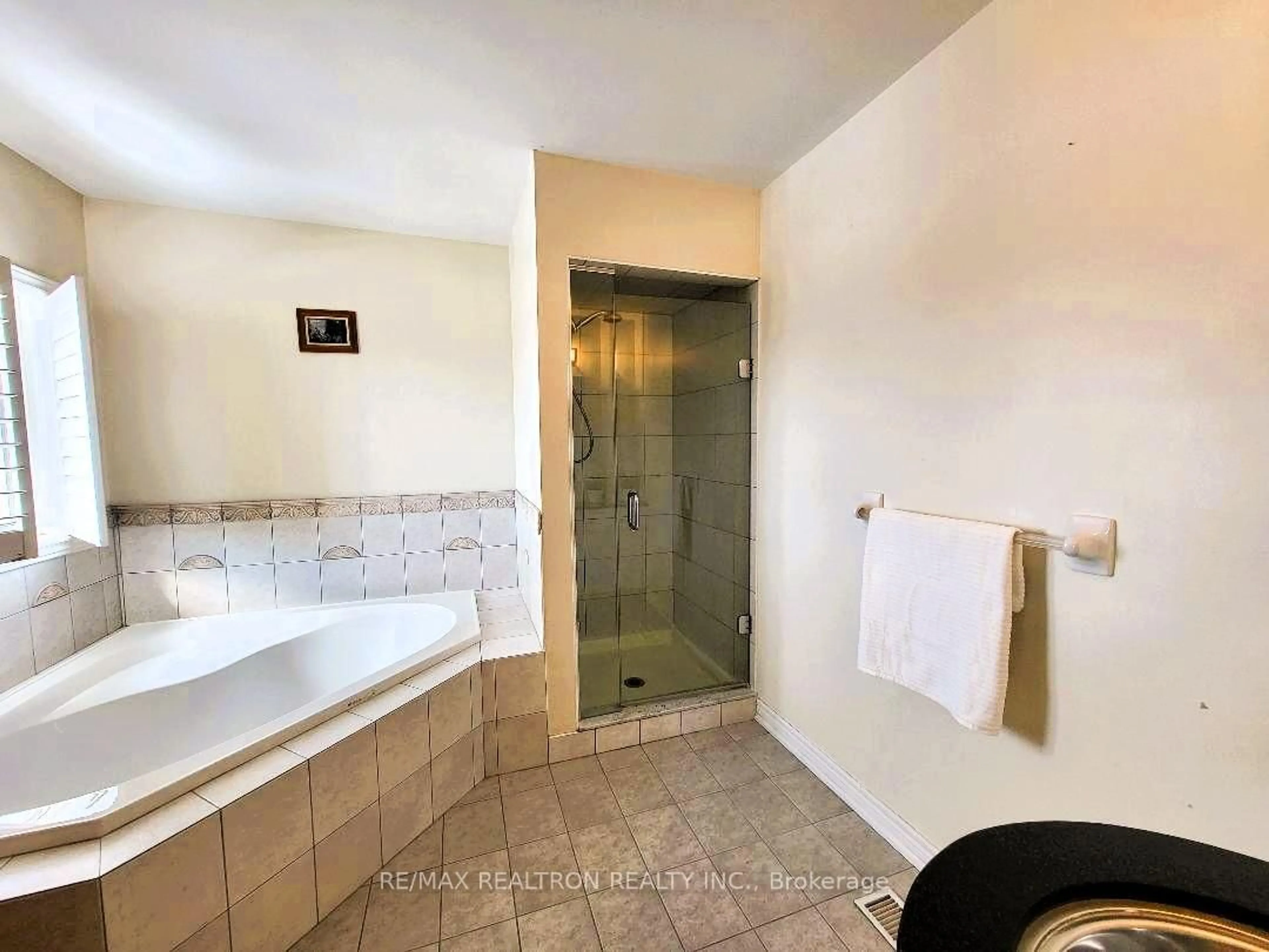 Standard bathroom, ceramic/tile floor for 106 Forest Fountain Dr, Vaughan Ontario L4H 1S4