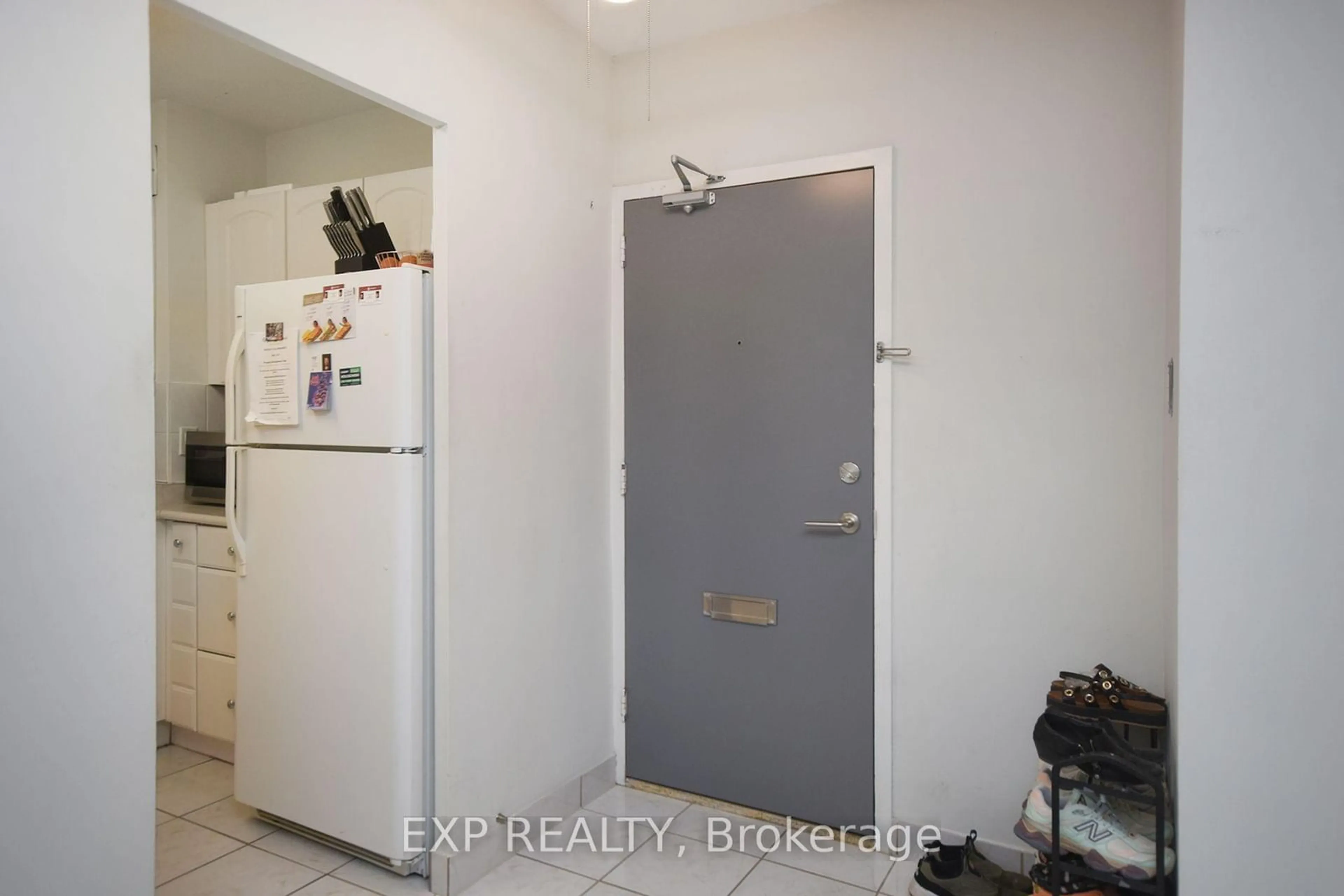 Indoor entryway for 67 Richmond St #607, Richmond Hill Ontario L4C 3Y3