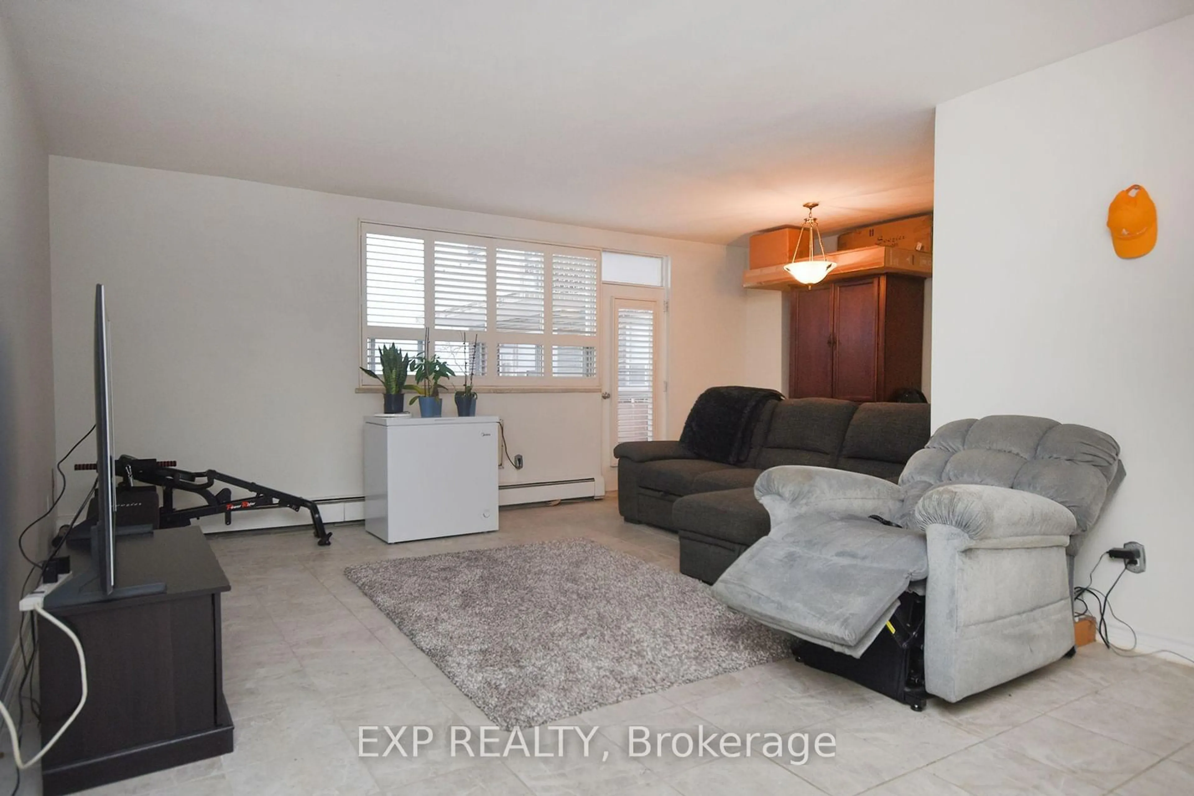 Living room with furniture, unknown for 67 Richmond St #607, Richmond Hill Ontario L4C 3Y3