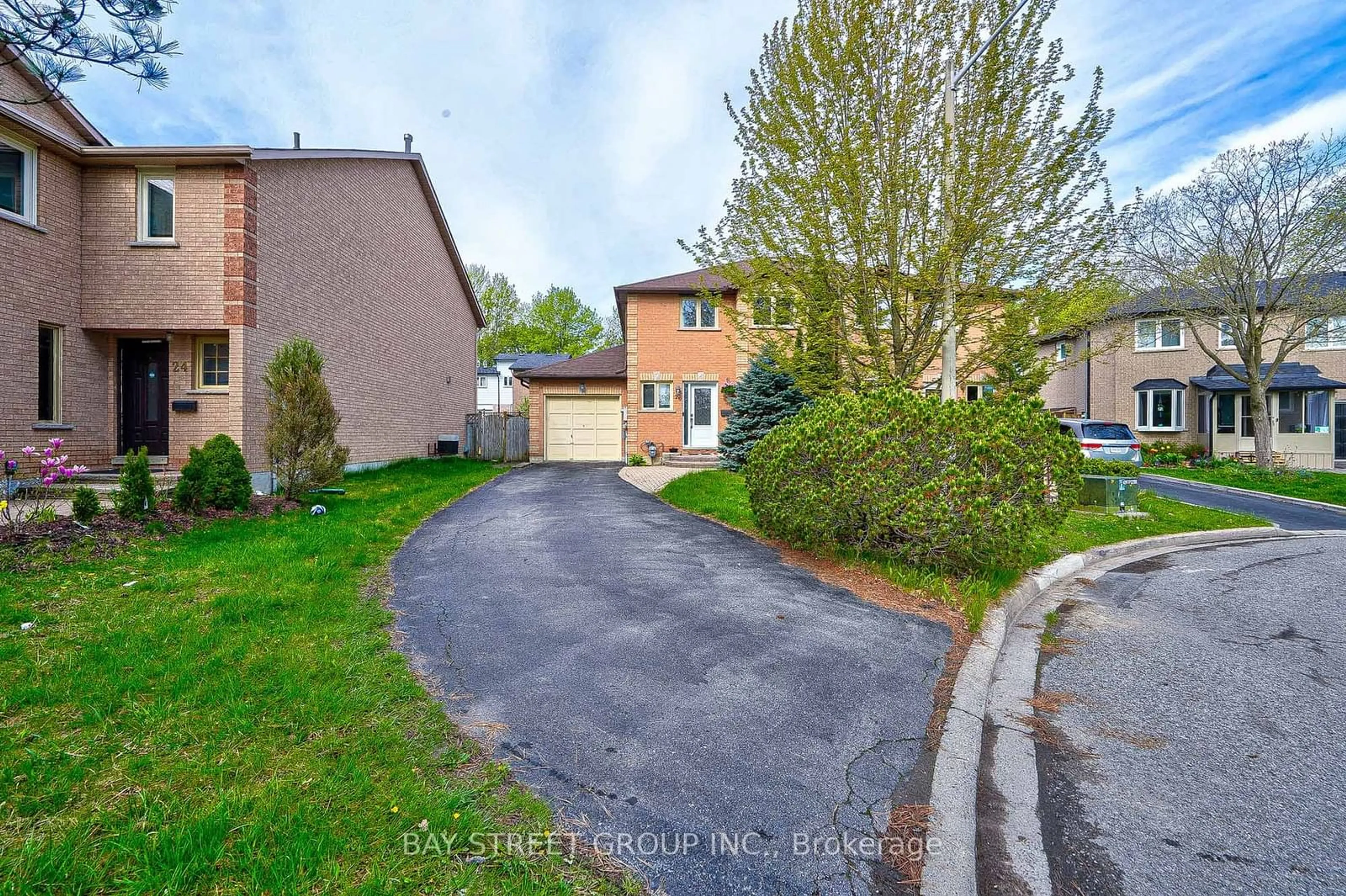 A pic from outside/outdoor area/front of a property/back of a property/a pic from drone, street for 26 Cypress Crt, Aurora Ontario L4G 6S8