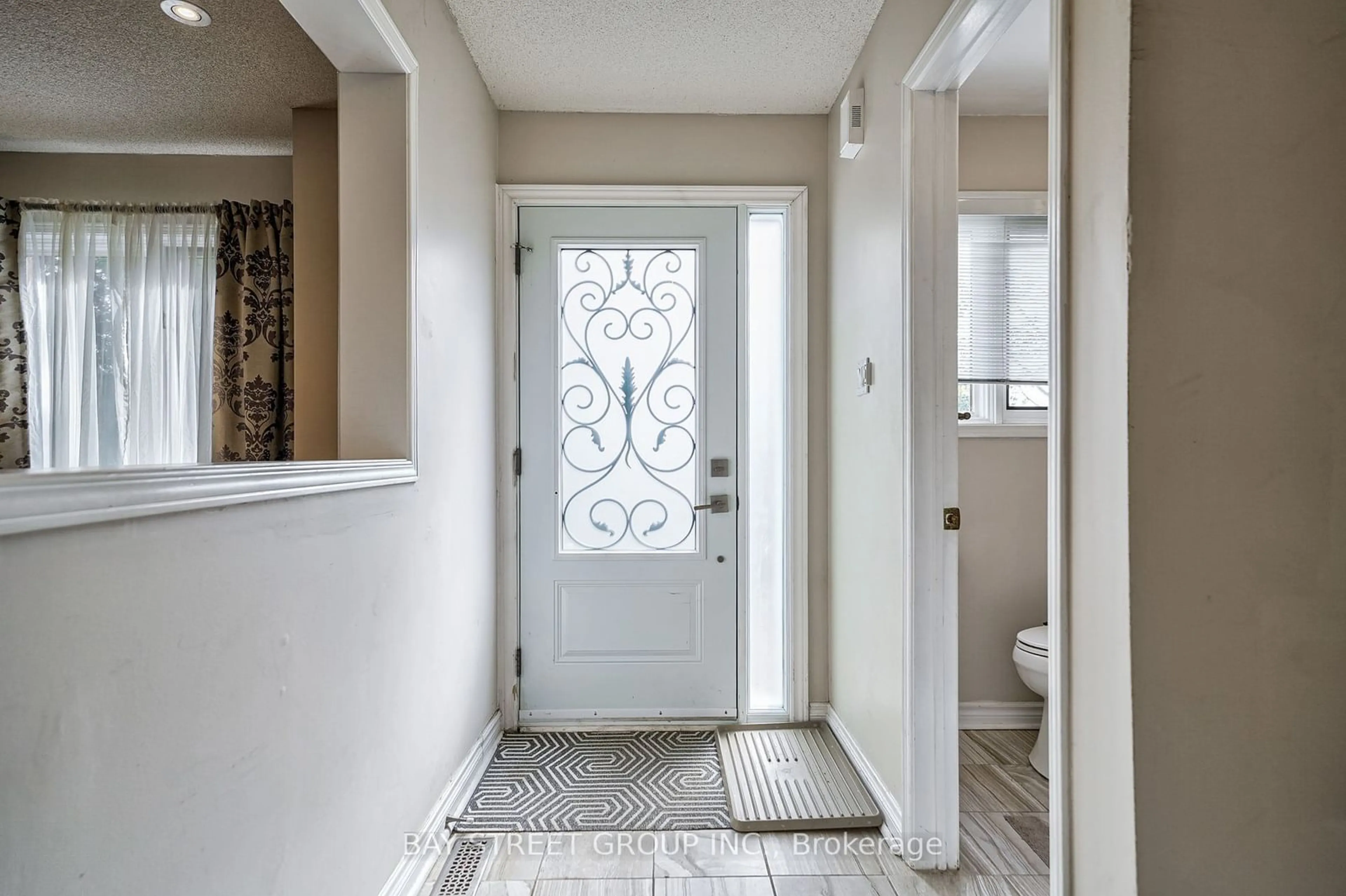 Indoor entryway for 26 Cypress Crt, Aurora Ontario L4G 6S8