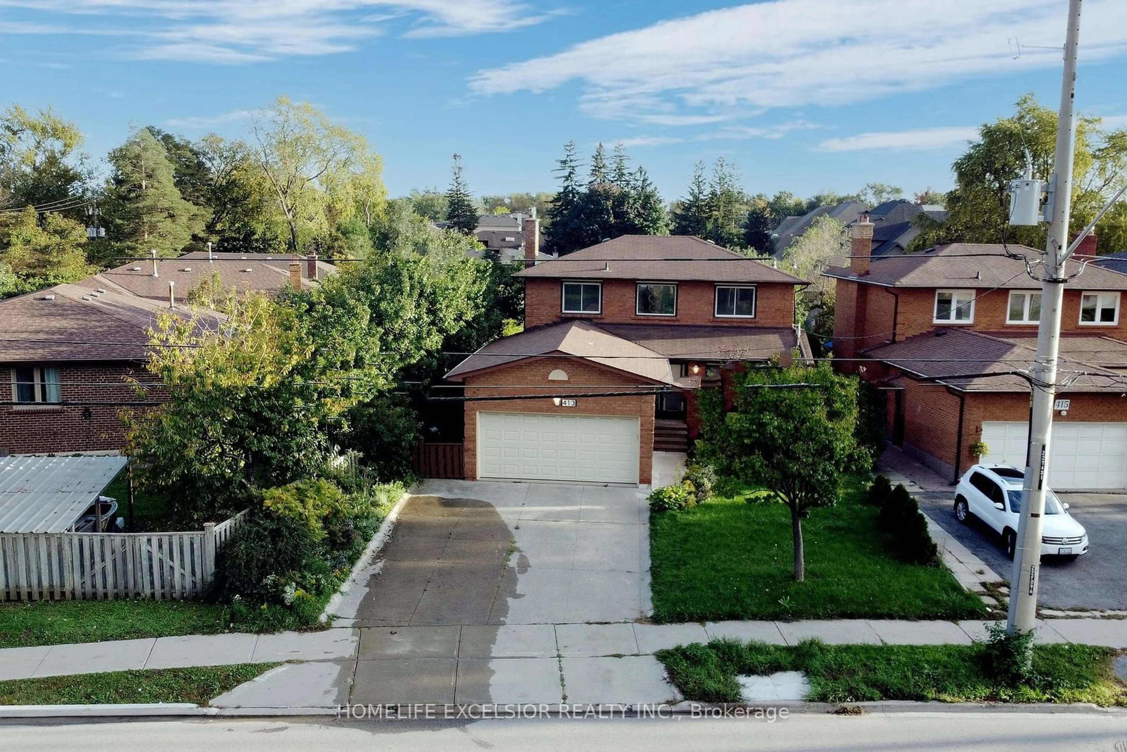 A pic from outside/outdoor area/front of a property/back of a property/a pic from drone, street for 413 Carrville Rd, Richmond Hill Ontario L4C 6E5