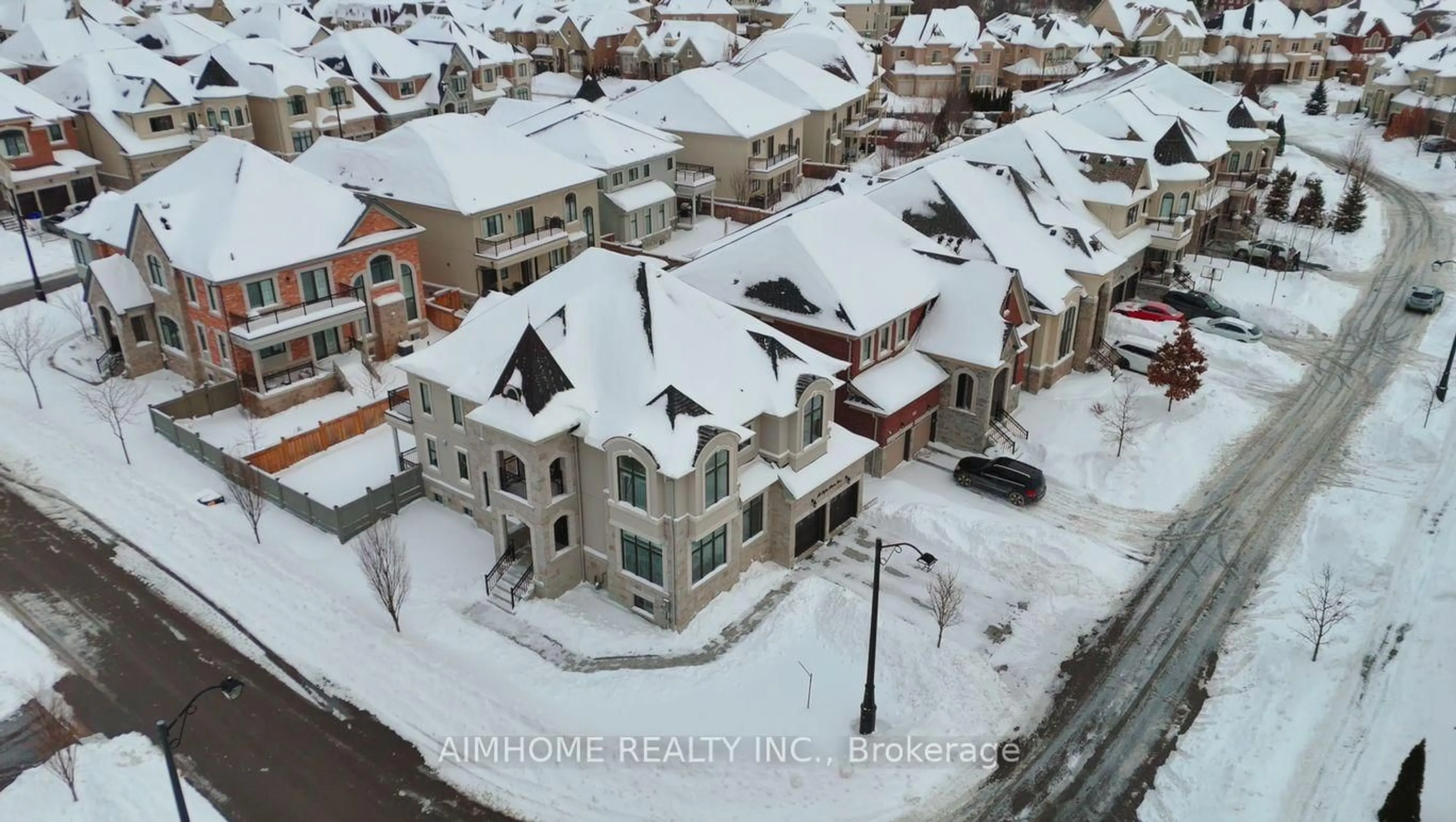 A pic from outside/outdoor area/front of a property/back of a property/a pic from drone, street for 32 Sofia Olivia Cres, Vaughan Ontario L6A 4T2