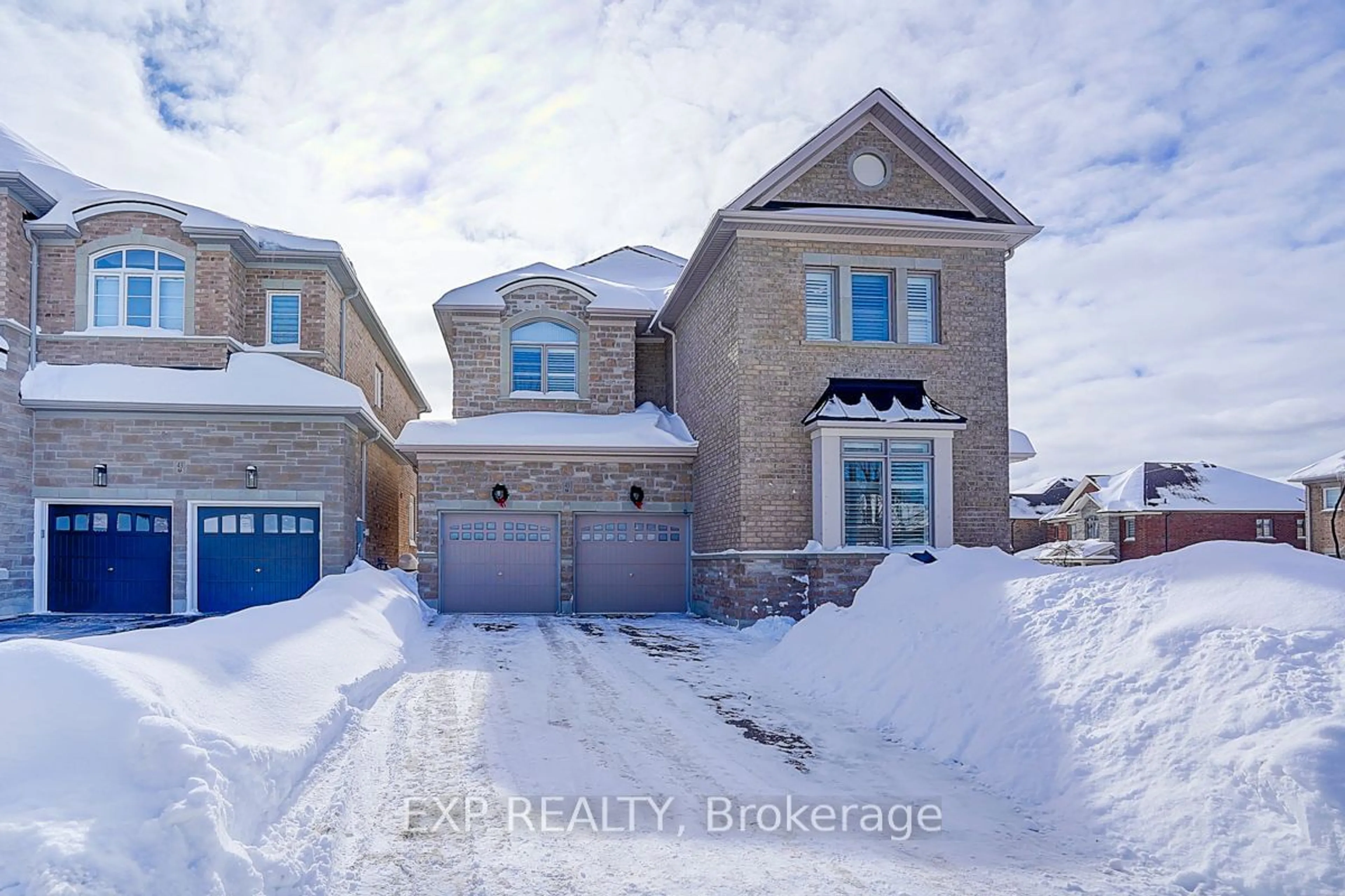 A pic from outside/outdoor area/front of a property/back of a property/a pic from drone, street for 41 Walter Tunny Cres, East Gwillimbury Ontario L9N 0R4