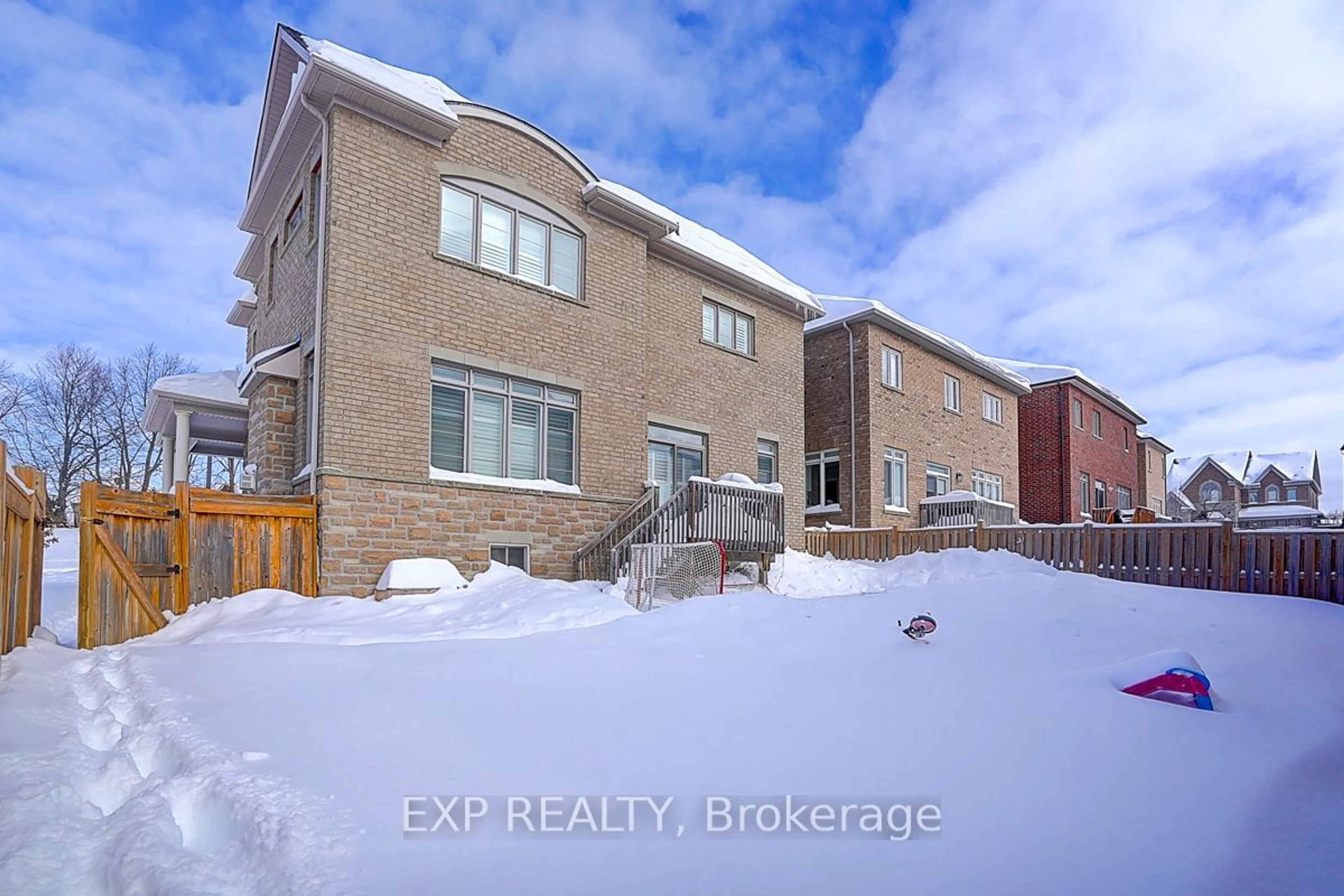 A pic from outside/outdoor area/front of a property/back of a property/a pic from drone, building for 41 Walter Tunny Cres, East Gwillimbury Ontario L9N 0R4