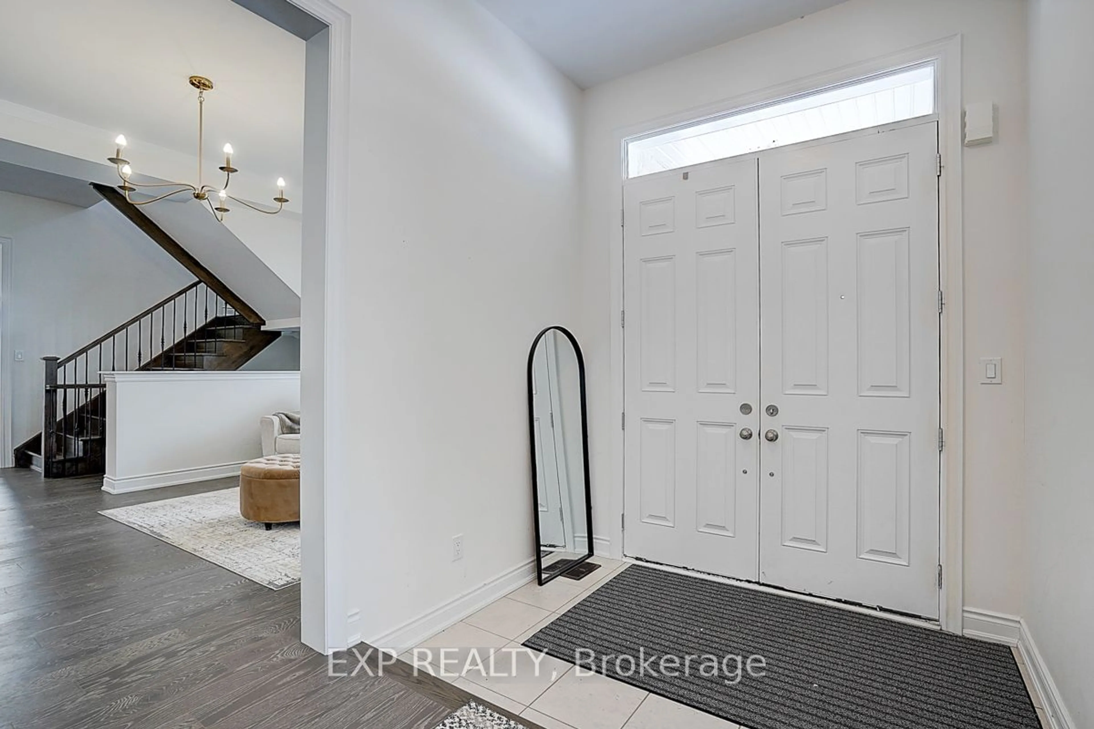 Indoor entryway for 41 Walter Tunny Cres, East Gwillimbury Ontario L9N 0R4