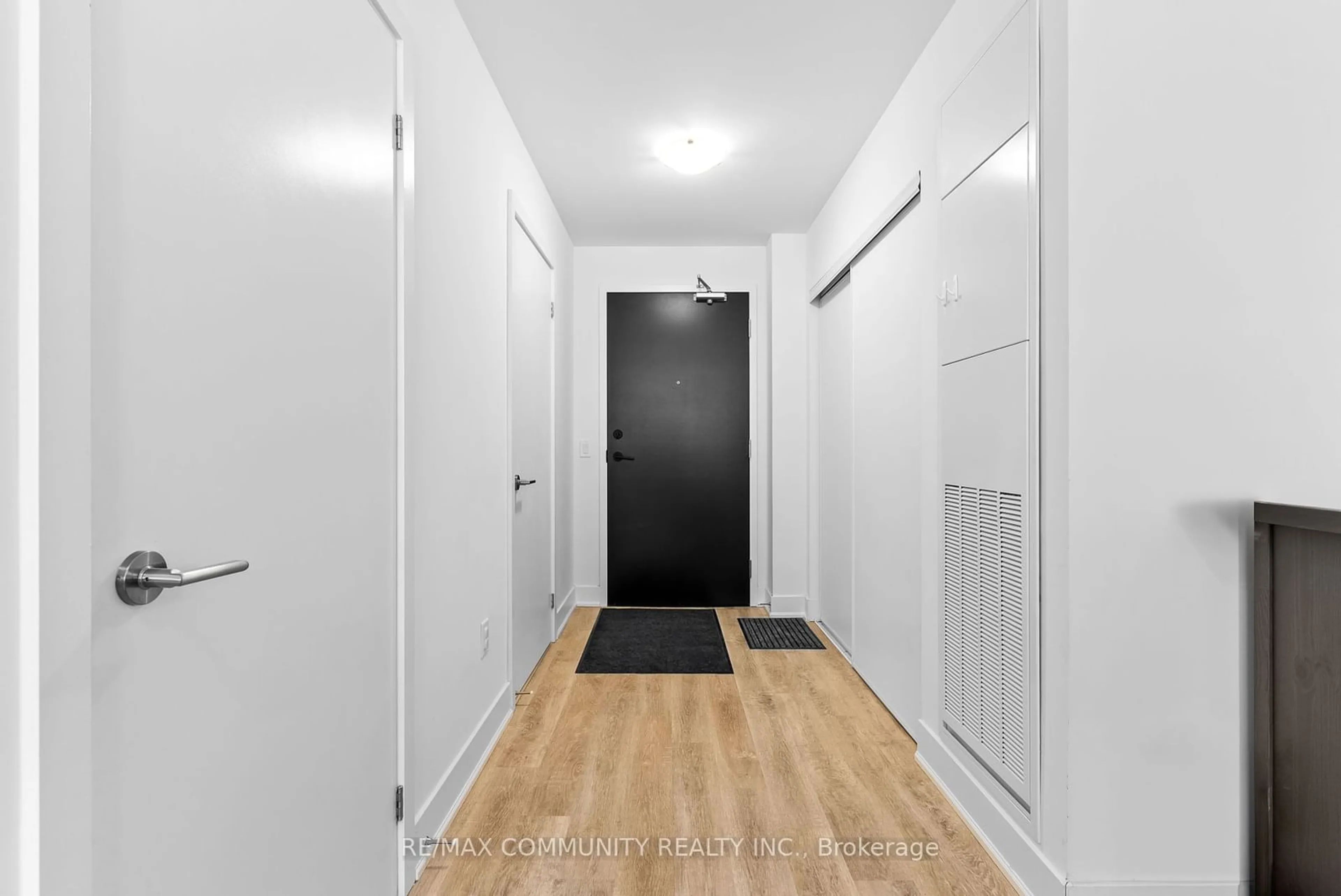 Indoor entryway for 185 Deerfield Rd #401, Newmarket Ontario L3Y 0G7