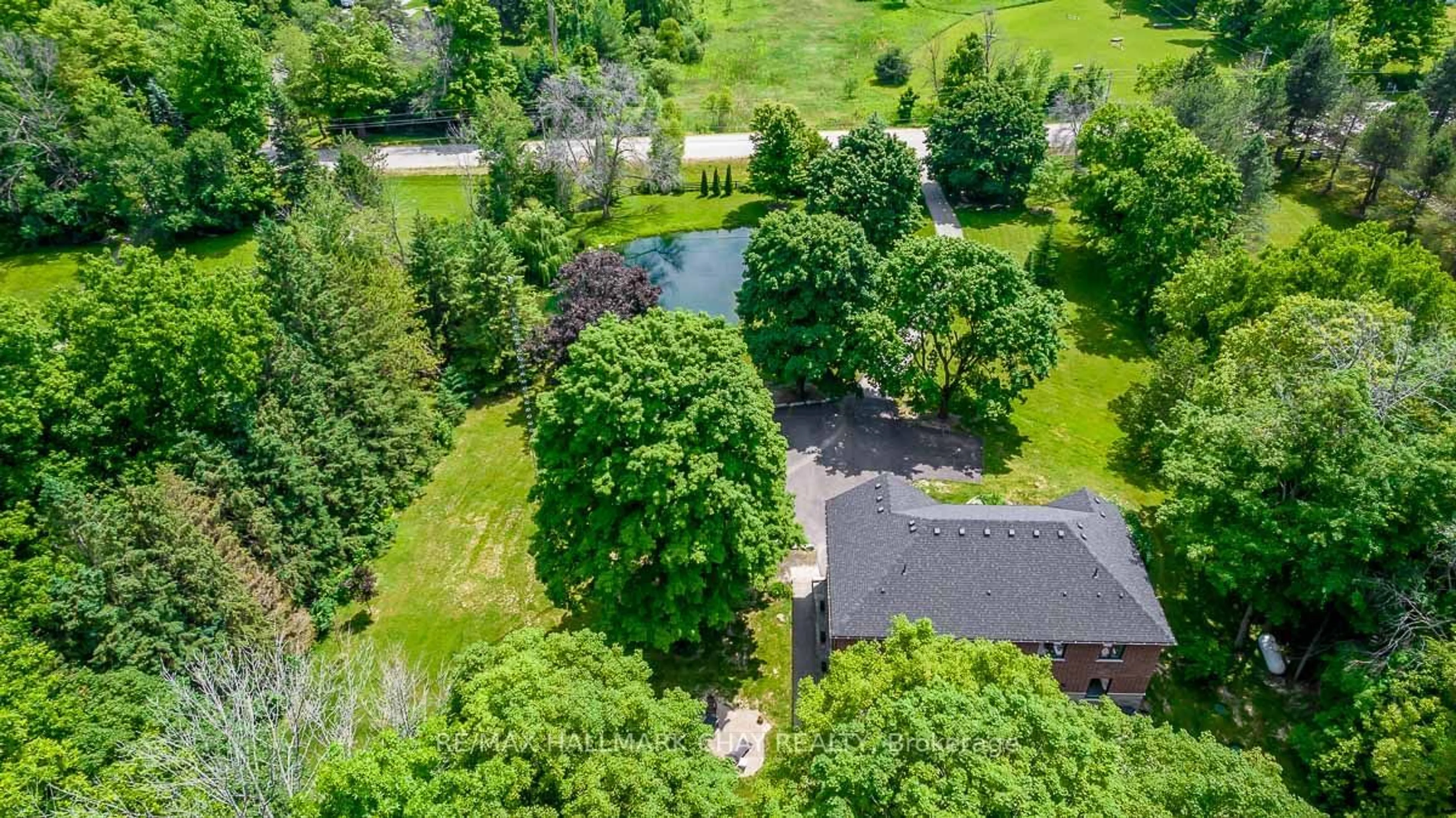 A pic from outside/outdoor area/front of a property/back of a property/a pic from drone, unknown for 5834 2nd Line, New Tecumseth Ontario L0G 1T0