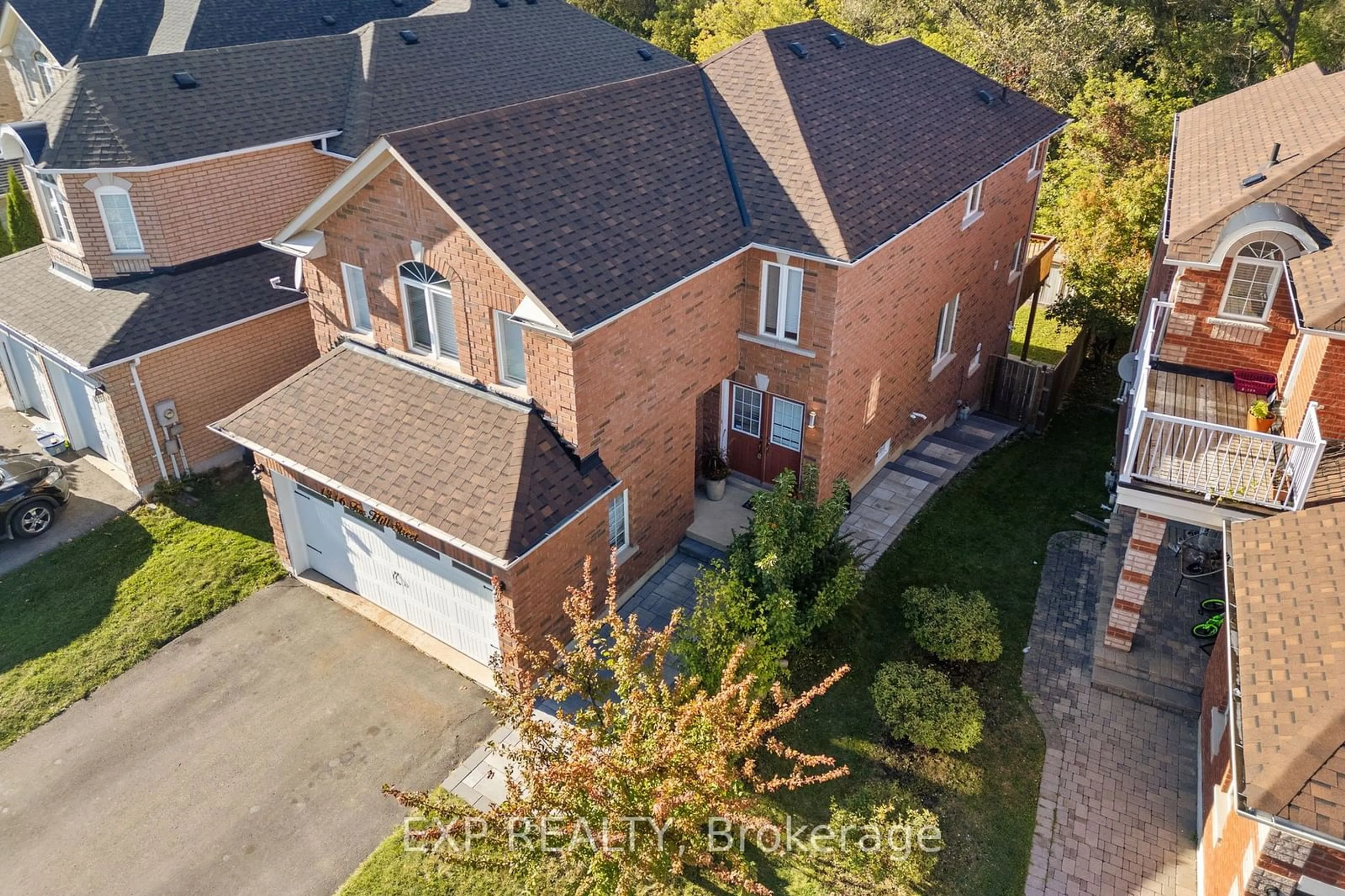 A pic from outside/outdoor area/front of a property/back of a property/a pic from drone, street for 1316 Fox Hill St, Innisfil Ontario L9S 4Y6