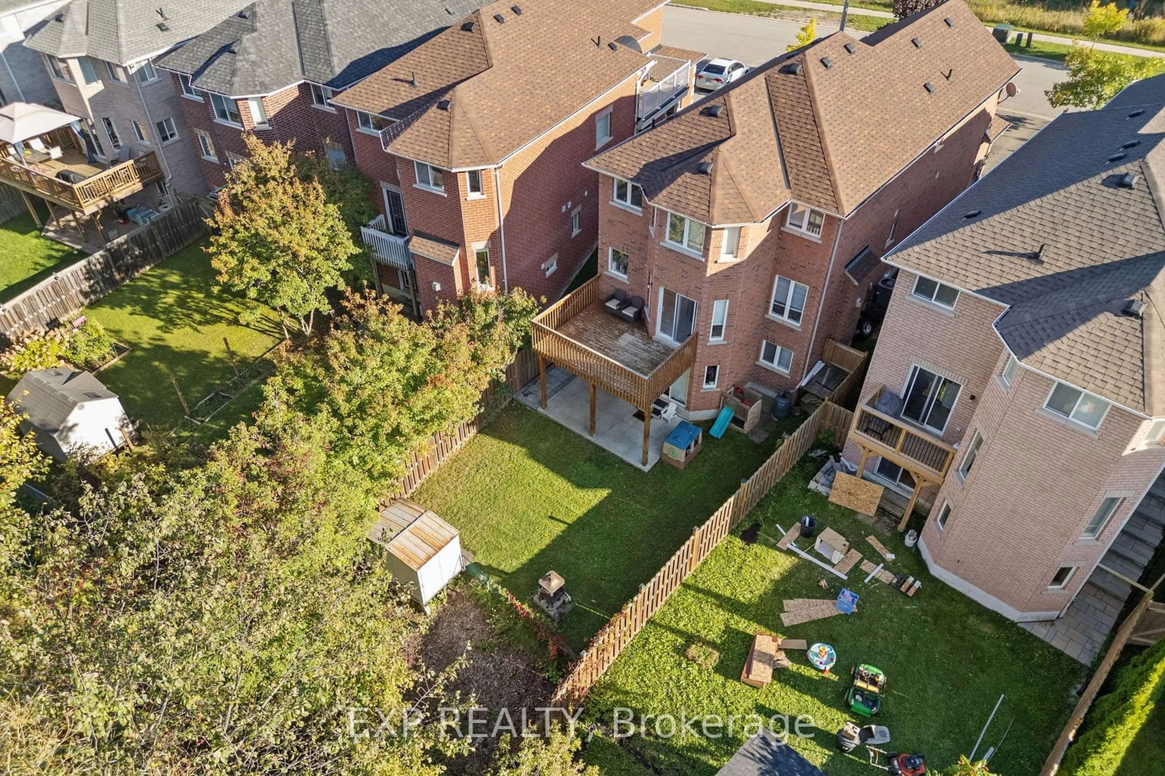 A pic from outside/outdoor area/front of a property/back of a property/a pic from drone, city buildings view from balcony for 1316 Fox Hill St, Innisfil Ontario L9S 4Y6