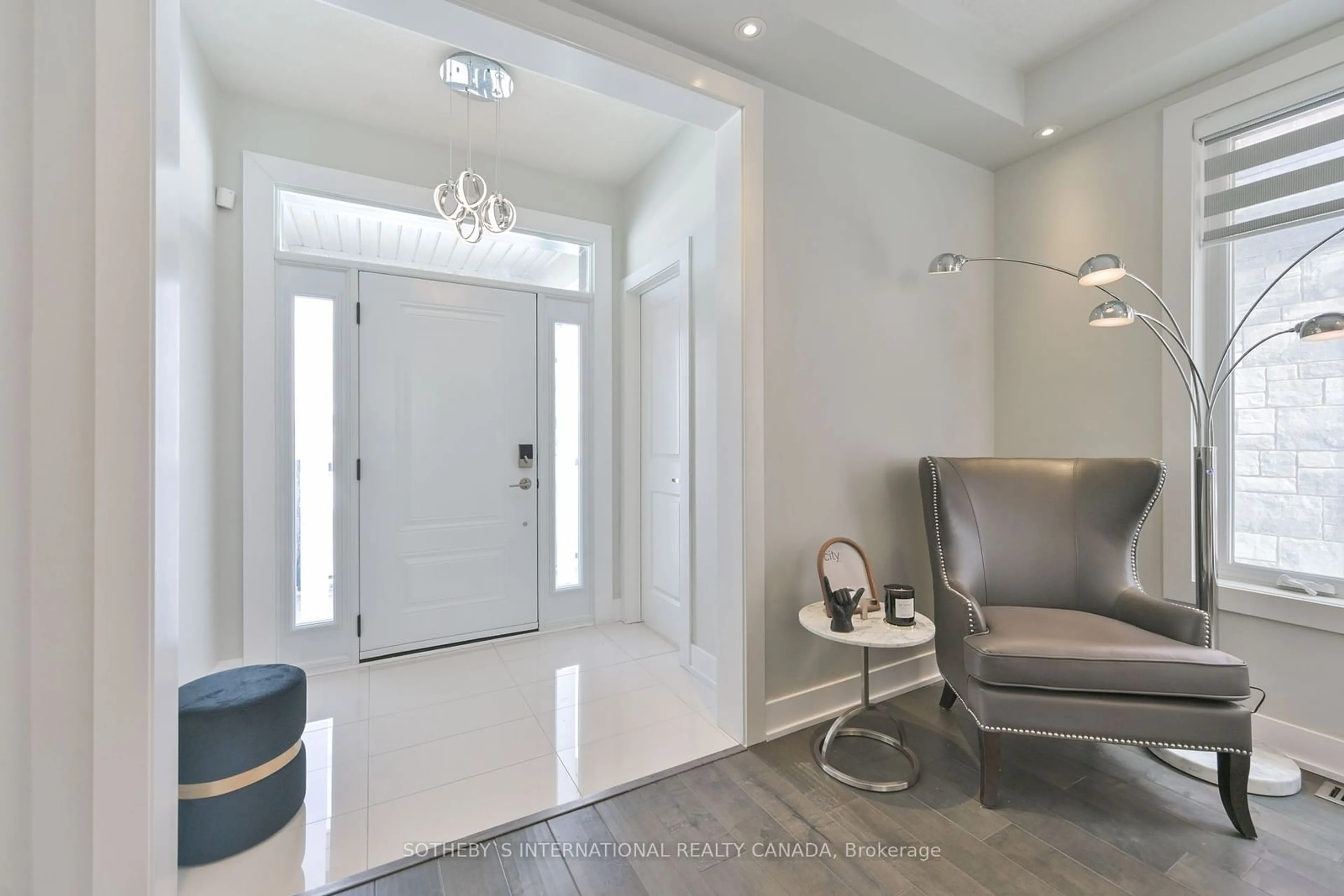 Indoor entryway for 45 Crimson King Way, East Gwillimbury Ontario L9N 0V1