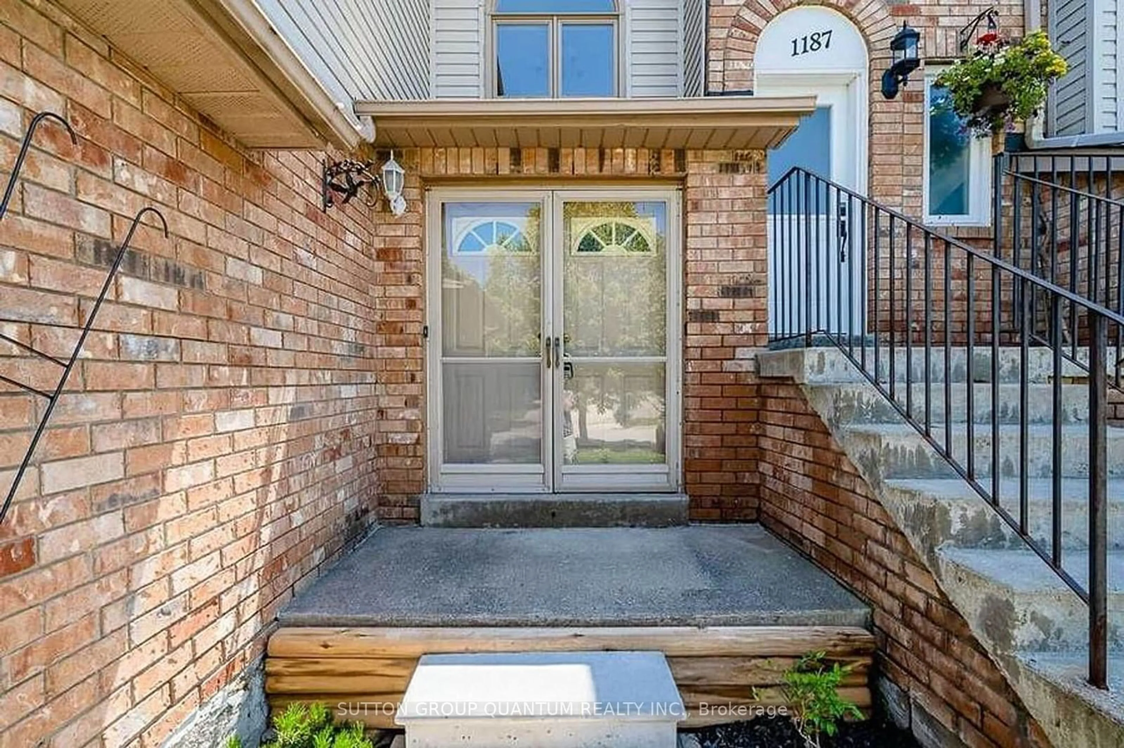 Indoor entryway for 1185 Hill St, Innisfil Ontario L9S 1X8