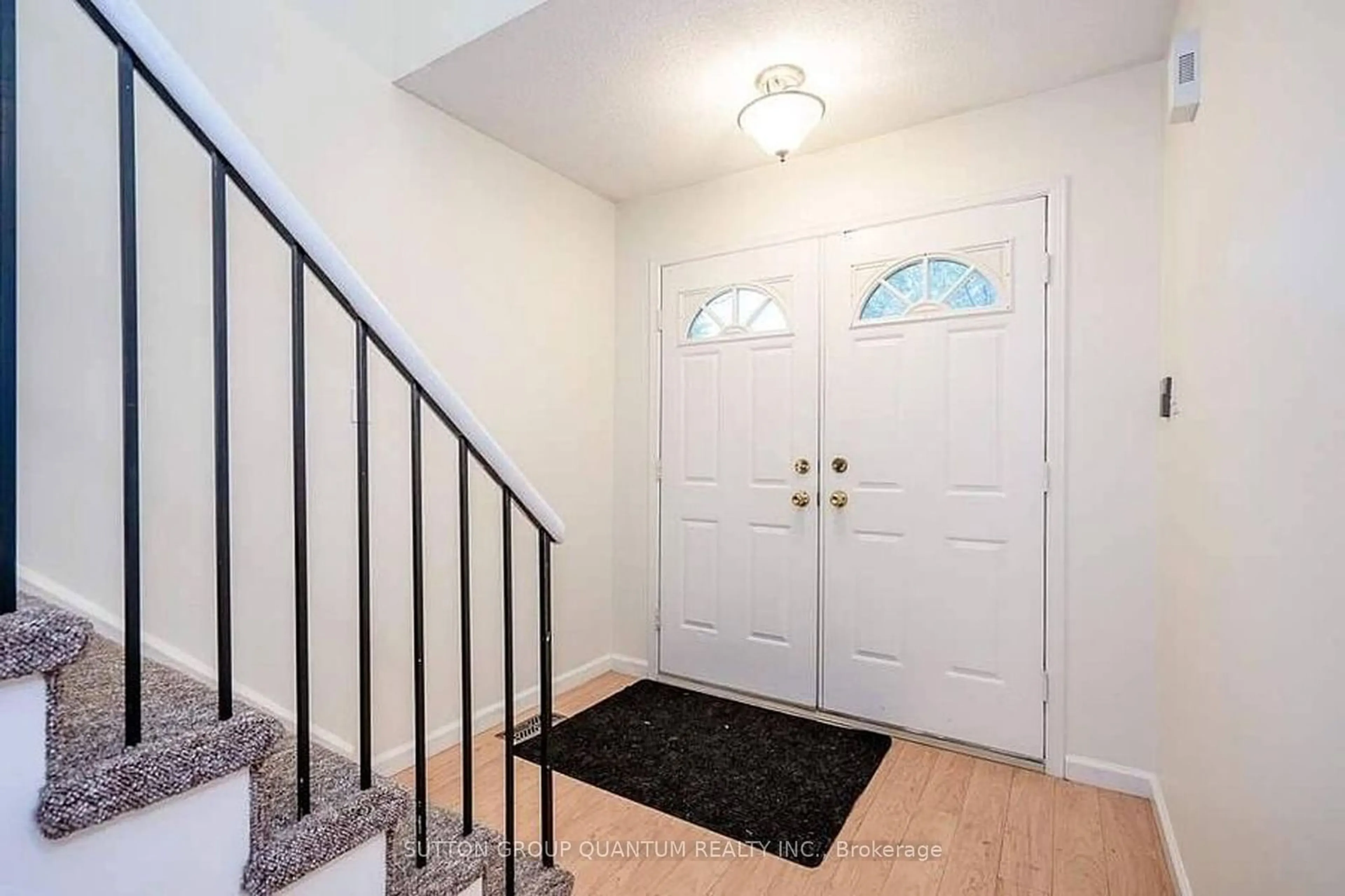 Indoor entryway for 1185 Hill St, Innisfil Ontario L9S 1X8