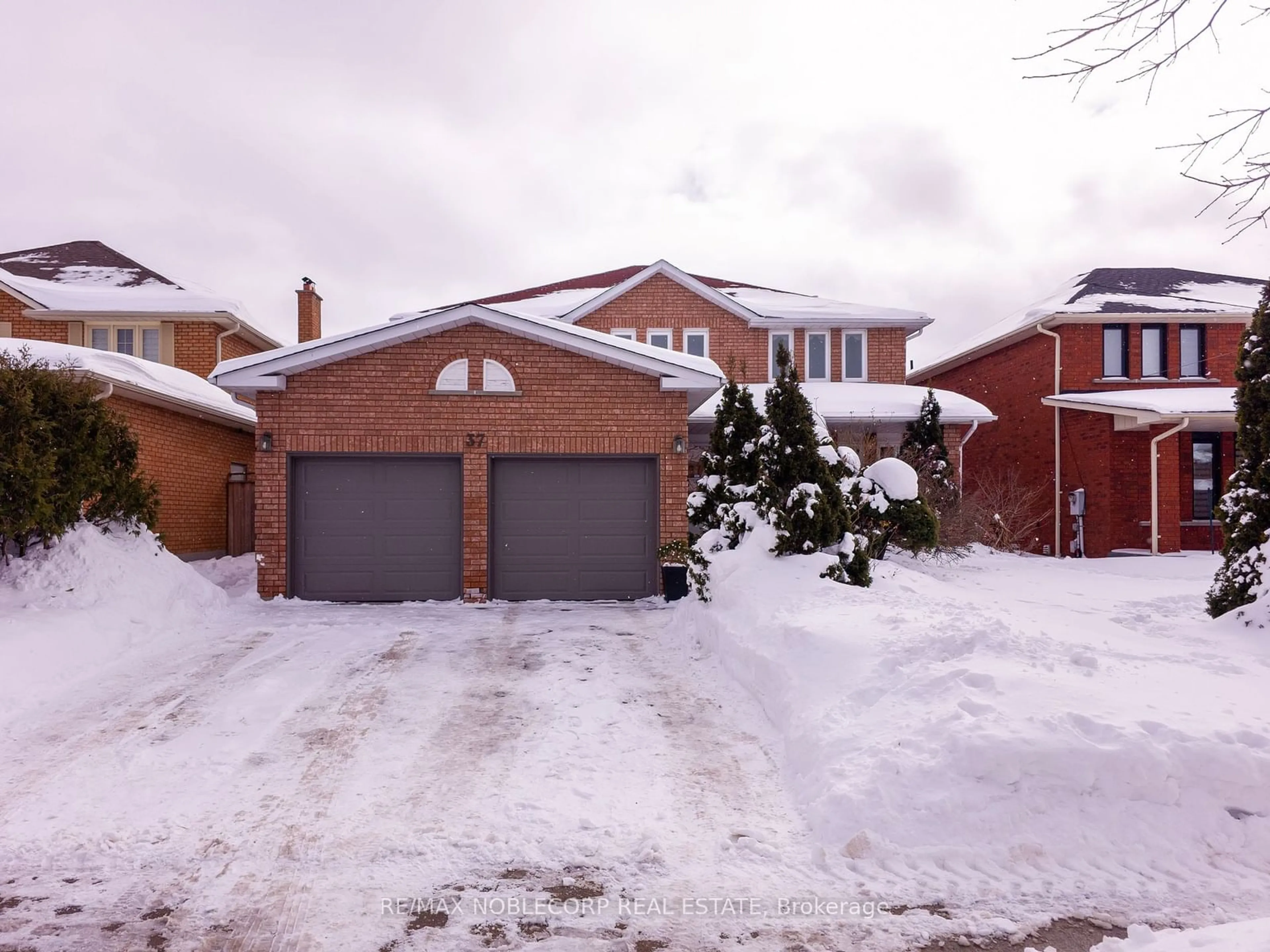 A pic from outside/outdoor area/front of a property/back of a property/a pic from drone, street for 37 Father Ermanno Cres, Vaughan Ontario L4L 7L6