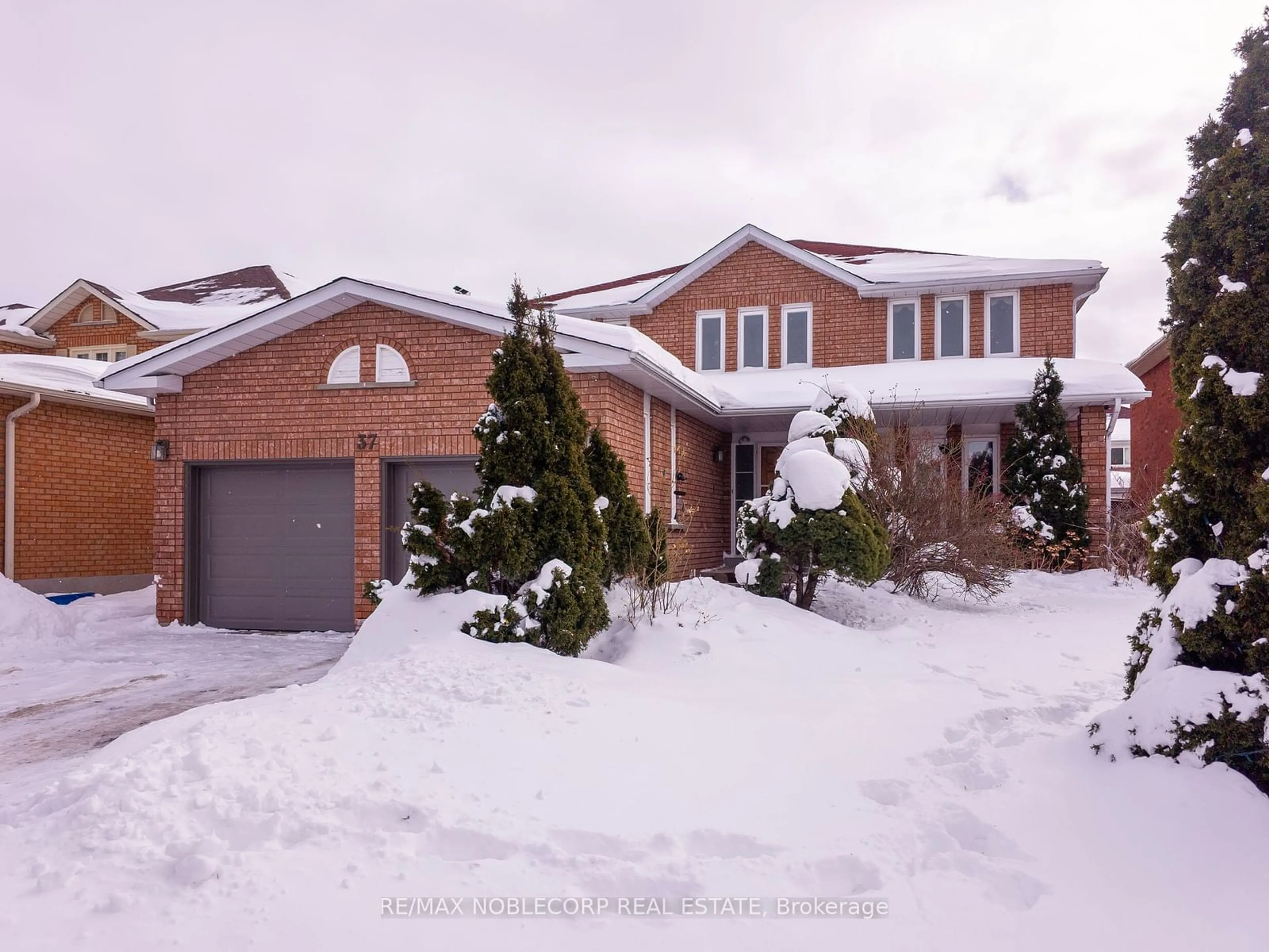 A pic from outside/outdoor area/front of a property/back of a property/a pic from drone, street for 37 Father Ermanno Cres, Vaughan Ontario L4L 7L6