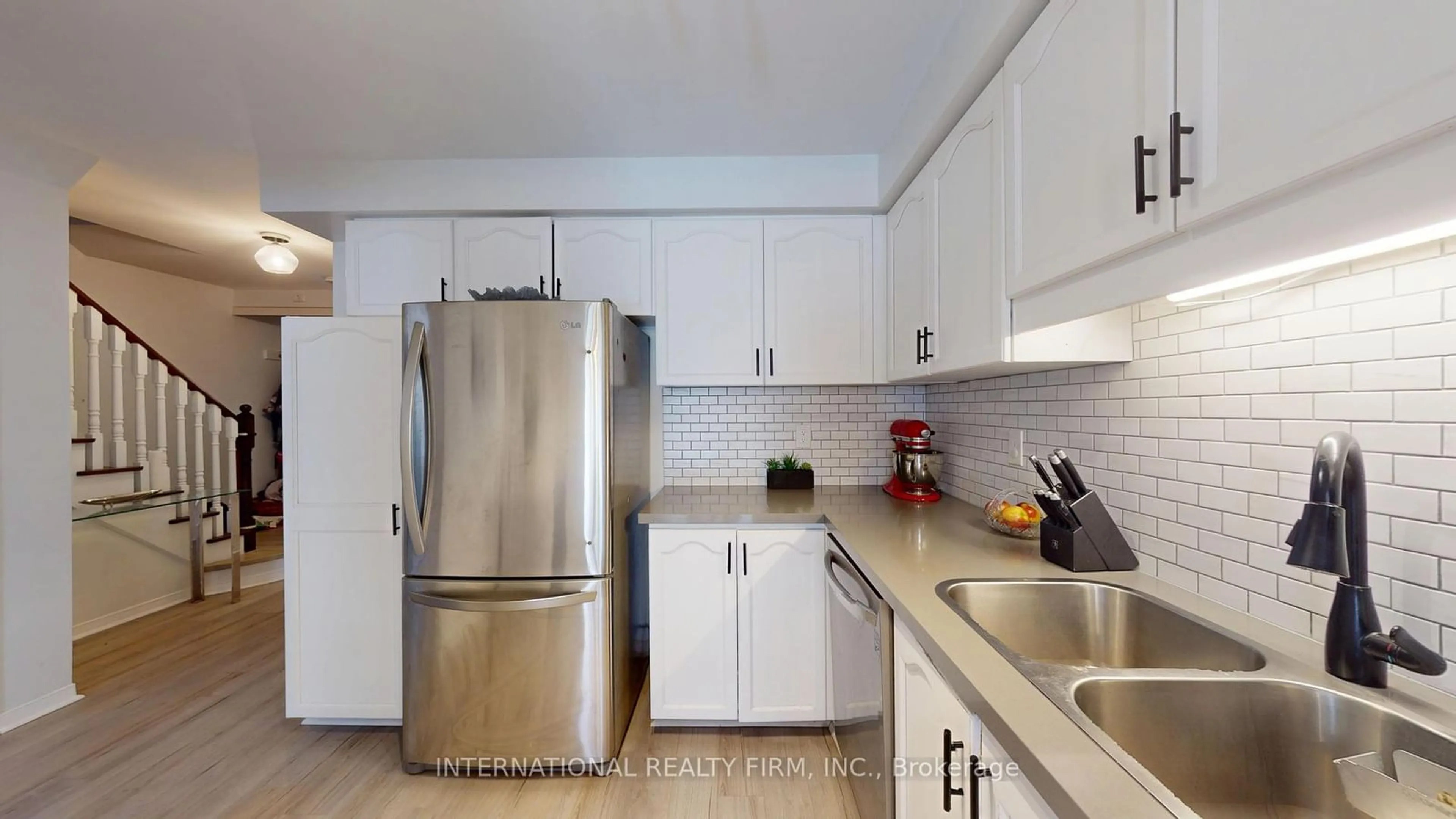 Standard kitchen, unknown for 711 Caradonna Cres, Newmarket Ontario L3X 1W5